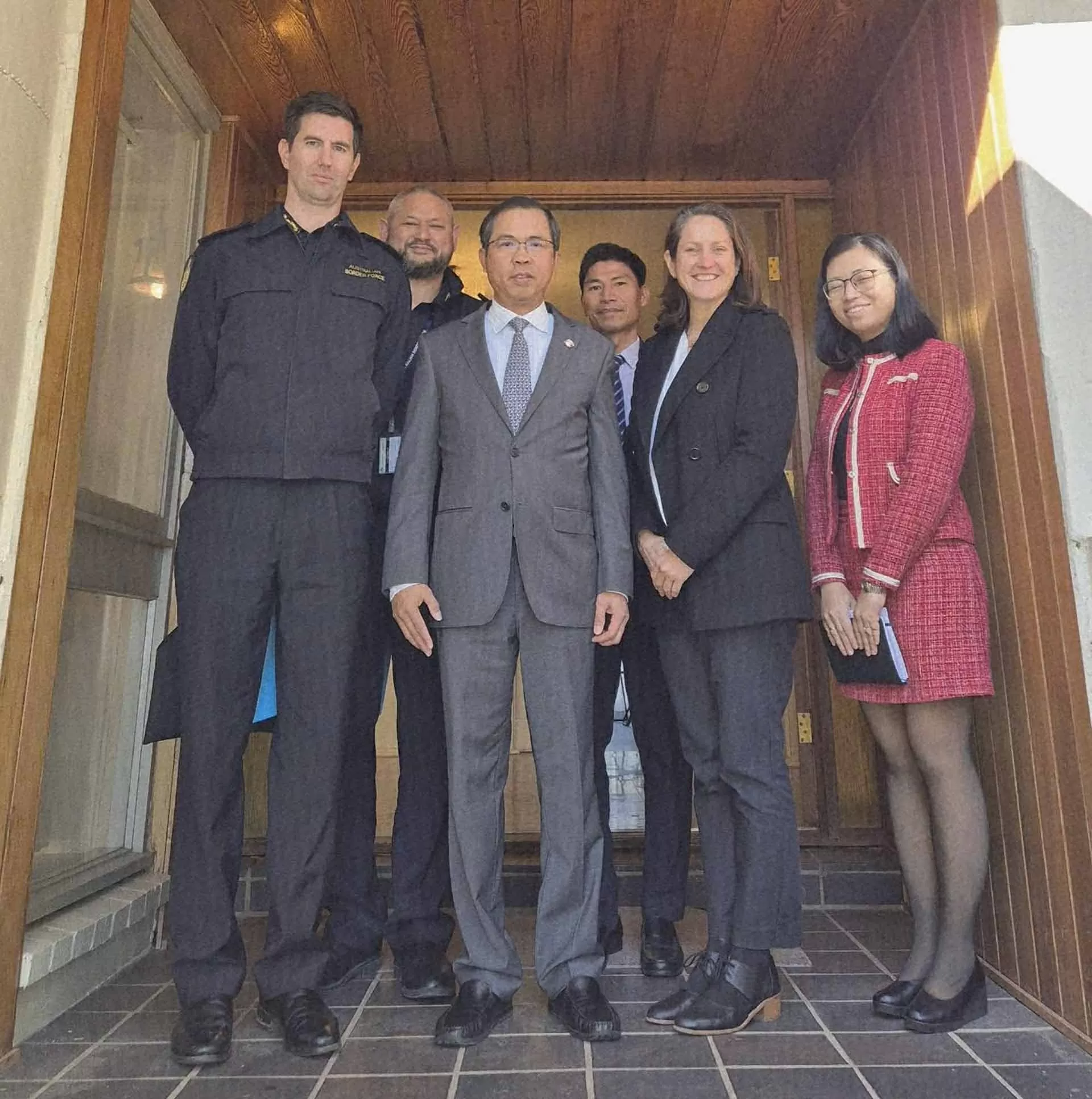 Đại sứ Phạm Hùng Tâm và bà Lynn Bell cùng các đại biểu. Đại sứ Phạm Hùng Tâm và bà Lynn Bell cùng các đại biểu.