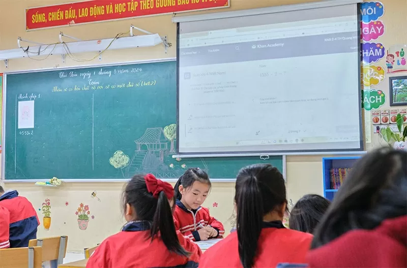 Ứng dụng trí tuệ nhân tạo Khanmigo hứa hẹn tạo ra “đòn bẩy” trong dạy và học tại Việt Nam. Ứng dụng trí tuệ nhân tạo Khanmigo hứa hẹn tạo ra “đòn bẩy” trong dạy và học tại Việt Nam.