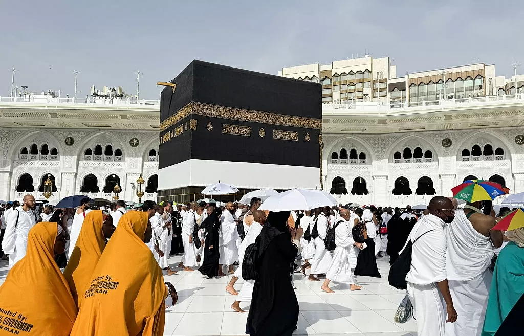 Trong nghi lễ hành hương này, các tín đồ mặc áo choàng sẽ đi bộ quanh Kaaba - cấu trúc hình khối bằng đá màu đen ở trung tâm thánh đường Grand của Mecca. (Nguồn: The New Arab)