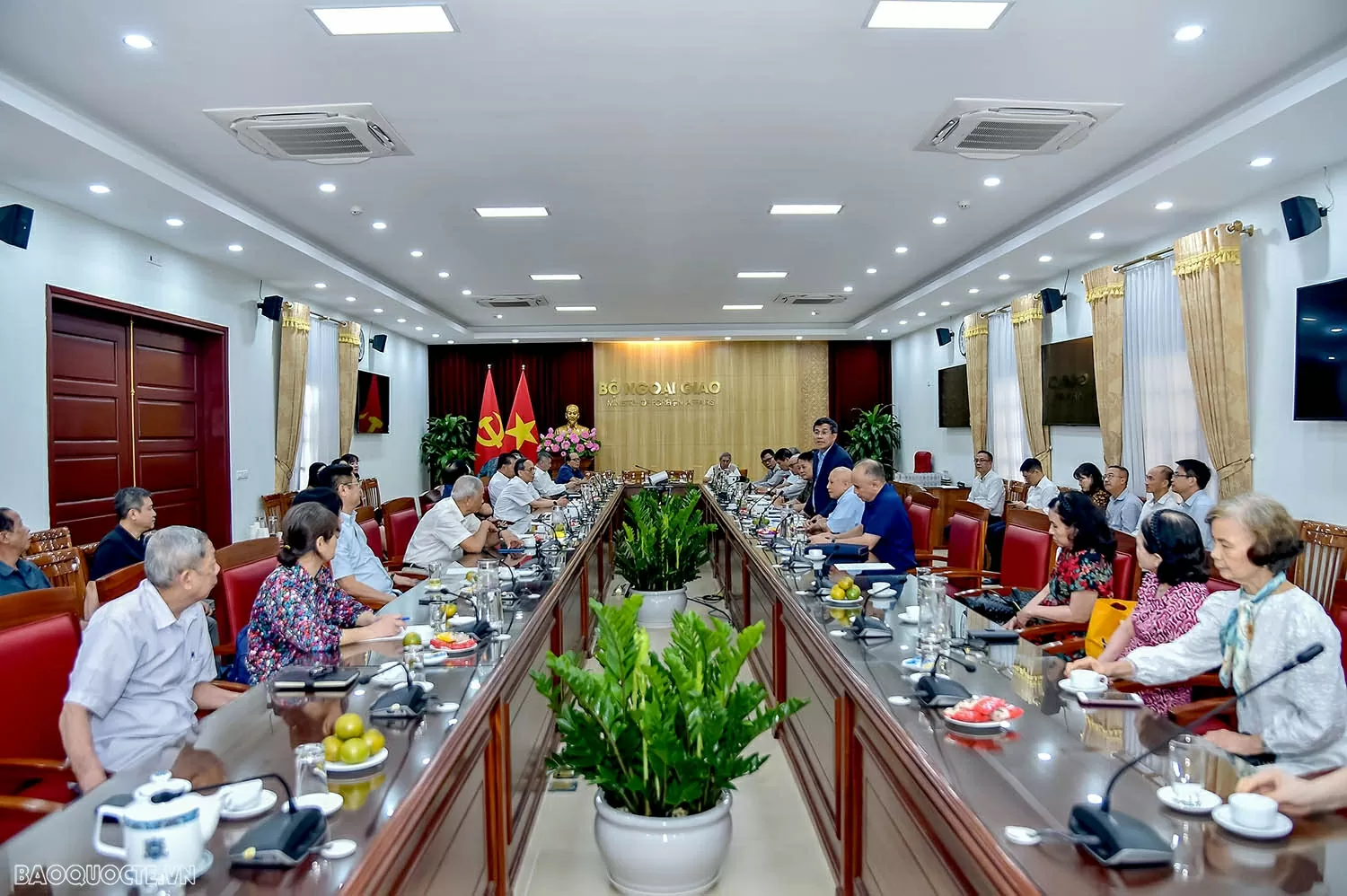 Thứ trưởng Thường trực Nguyễn Minh Vũ gặp mặt cán bộ hưu trí Ban Đối ngoại Trung ương, chào mừng gia nhập mái nhà chung Bộ Ngoại giao Bộ Ngoại giao gặp mặt cán bộ hưu trí Ban Đối ngoại Trung ương