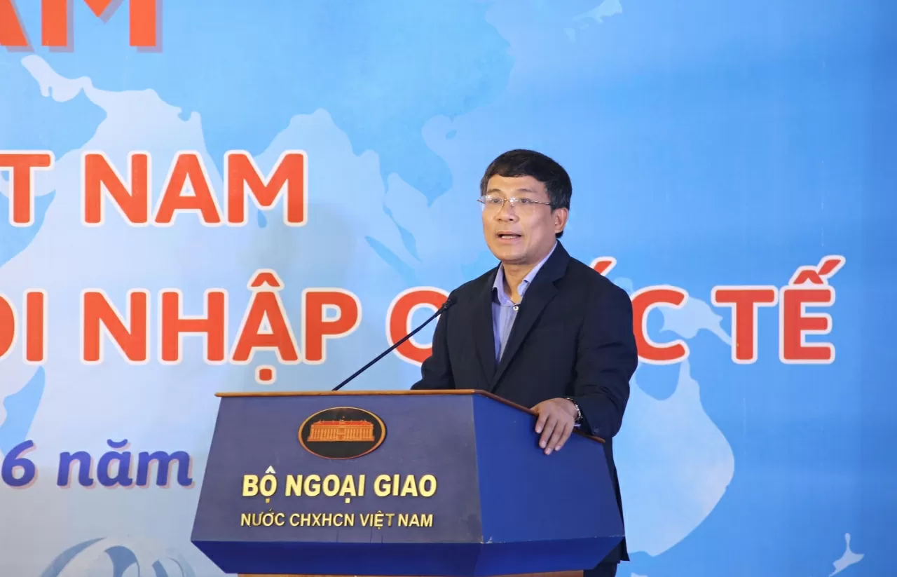 Thứ trưởng Thường trực Bộ Ngoại giao Nguyễn Minh Vũ phát biểu khai mạc Tọa đàm. (Ảnh: Thành Long)