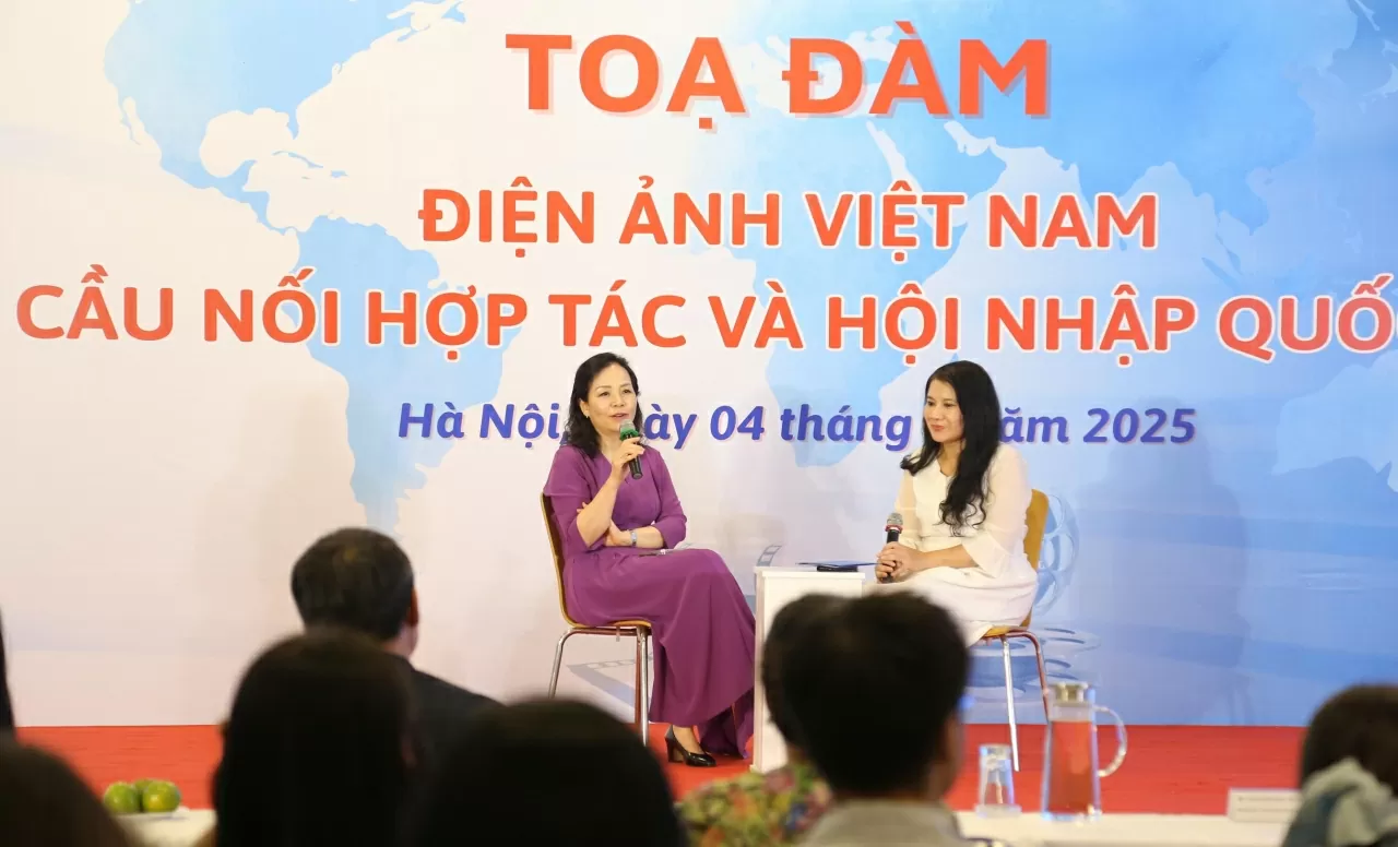 Tại buổi Tọa đàm Tiến sĩ Ngô Phương Lan đã giải đáp những câu hỏi và thắc mắc của các thính giả. (Ảnh: Thành Long)