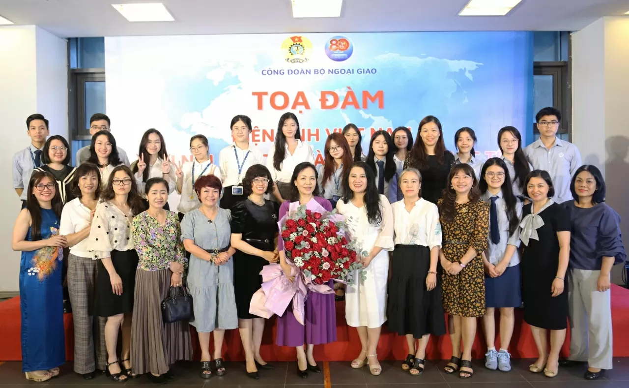 Tiến sĩ Ngô Phương Lan cùng với cán bộ nhân viên Ngoại giao và sinh viên Học viện Ngoại giao chụp ảnh lưu niệm. (Ảnh: Thành Long)