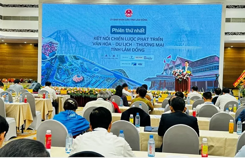 Phiên thứ nhất có chủ đề Kết nối chiến lược phát triển “Văn hóa - Du lịch - Thương mại” tỉnh Lâm Đồng