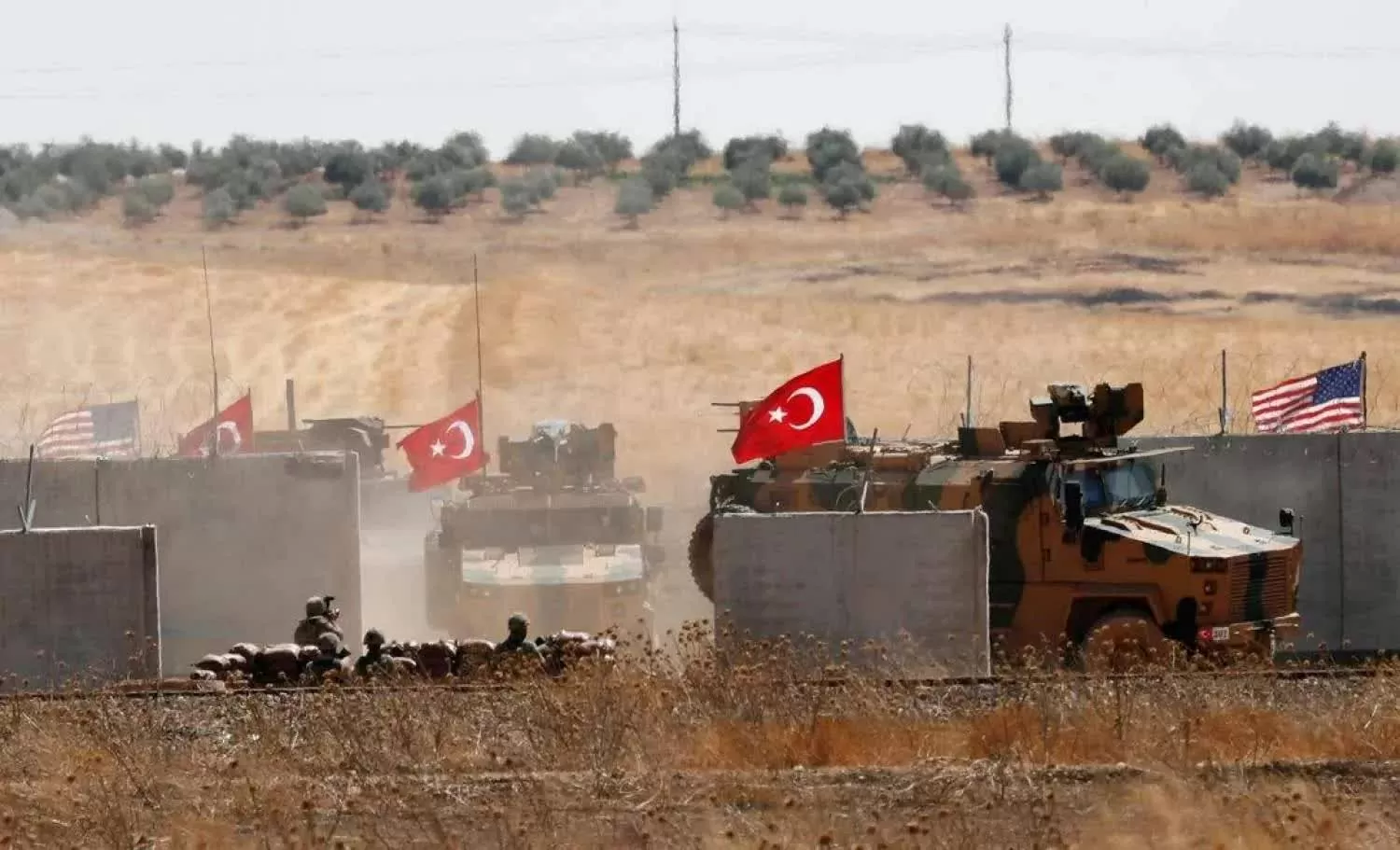 Tình hình Syria: Mỹ xác nhận bắt đầu giảm hiện diện quân sự, Thổ Nhĩ Kỳ lại chẳng có ý rút quân hay di dời binh sĩ Tình hình Syria: Mỹ xác nhận bắt đầu giảm hiện diện quân sự, Thổ Nhĩ Kỳ lại chẳng có ý rút quân hay di dời binh sĩ