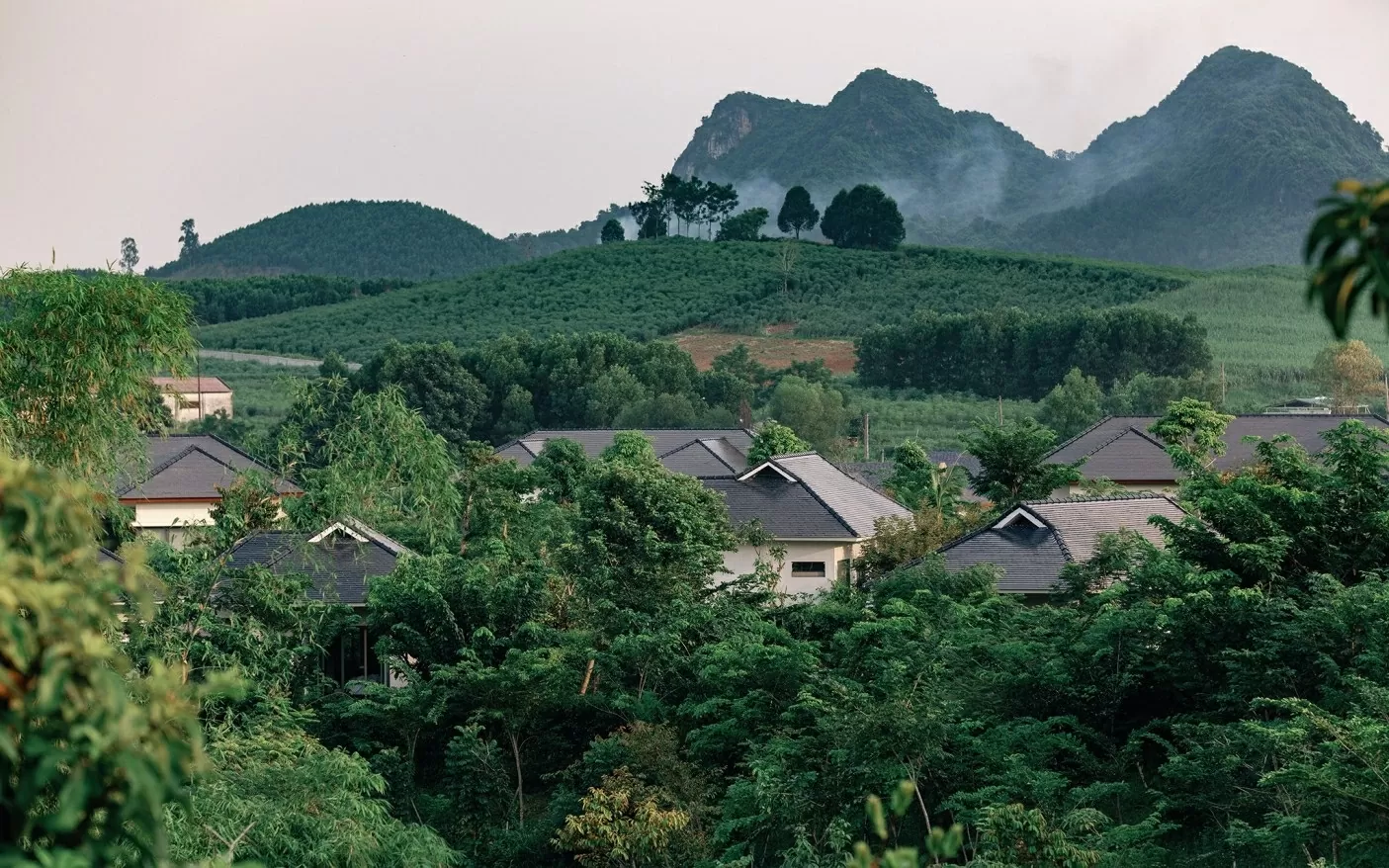 Núi non trùng điệp - phong cảnh nên thơ.