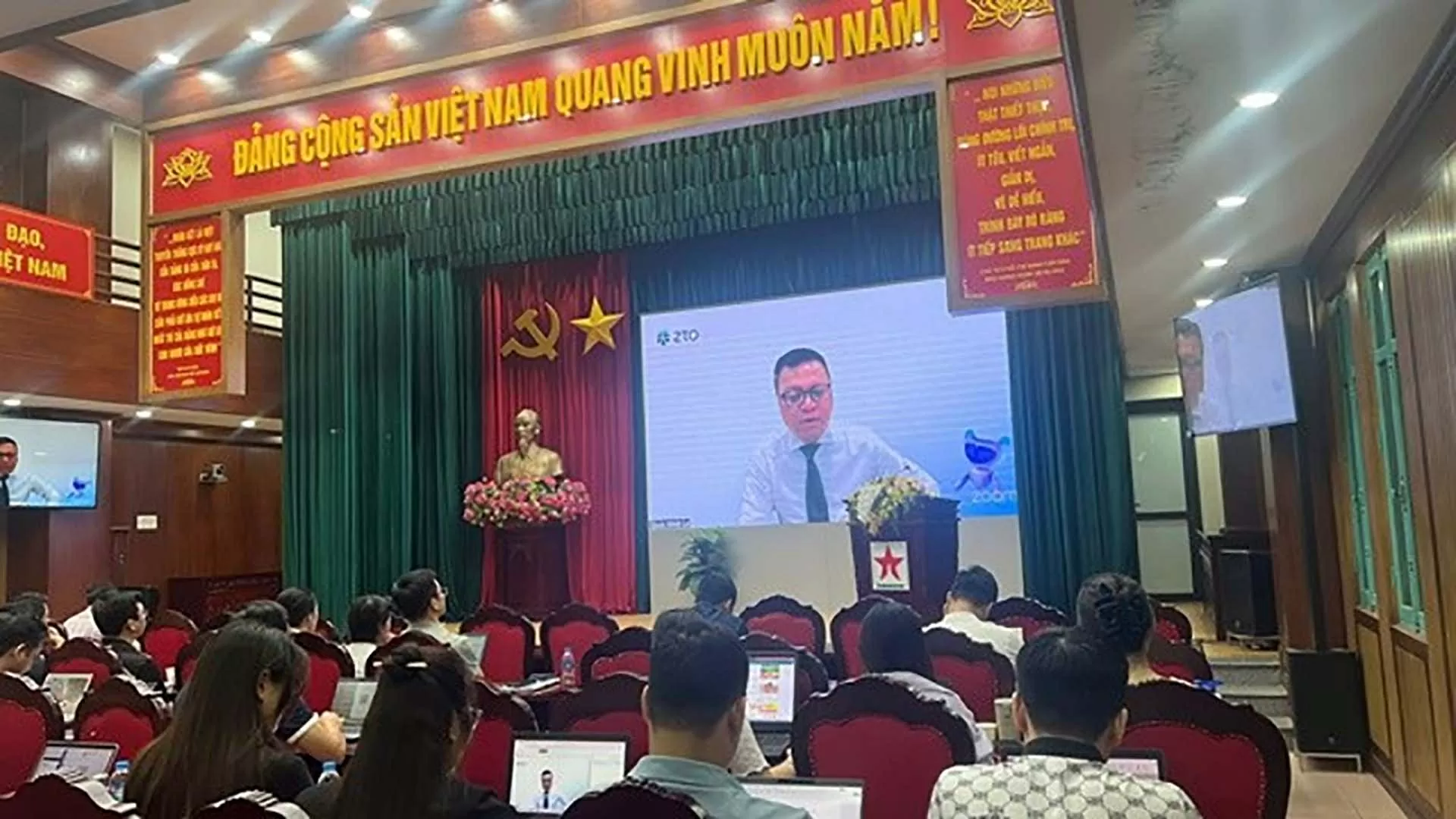 Hội Nhà báo Việt Nam khai giảng khóa tập huấn AI rộng rãi cho các phóng viên, biên tập viên trên toàn quốc Hội Nhà báo Việt Nam khai giảng khóa tập huấn AI rộng rãi cho các phóng viên, biên tập viên trên toàn quốc