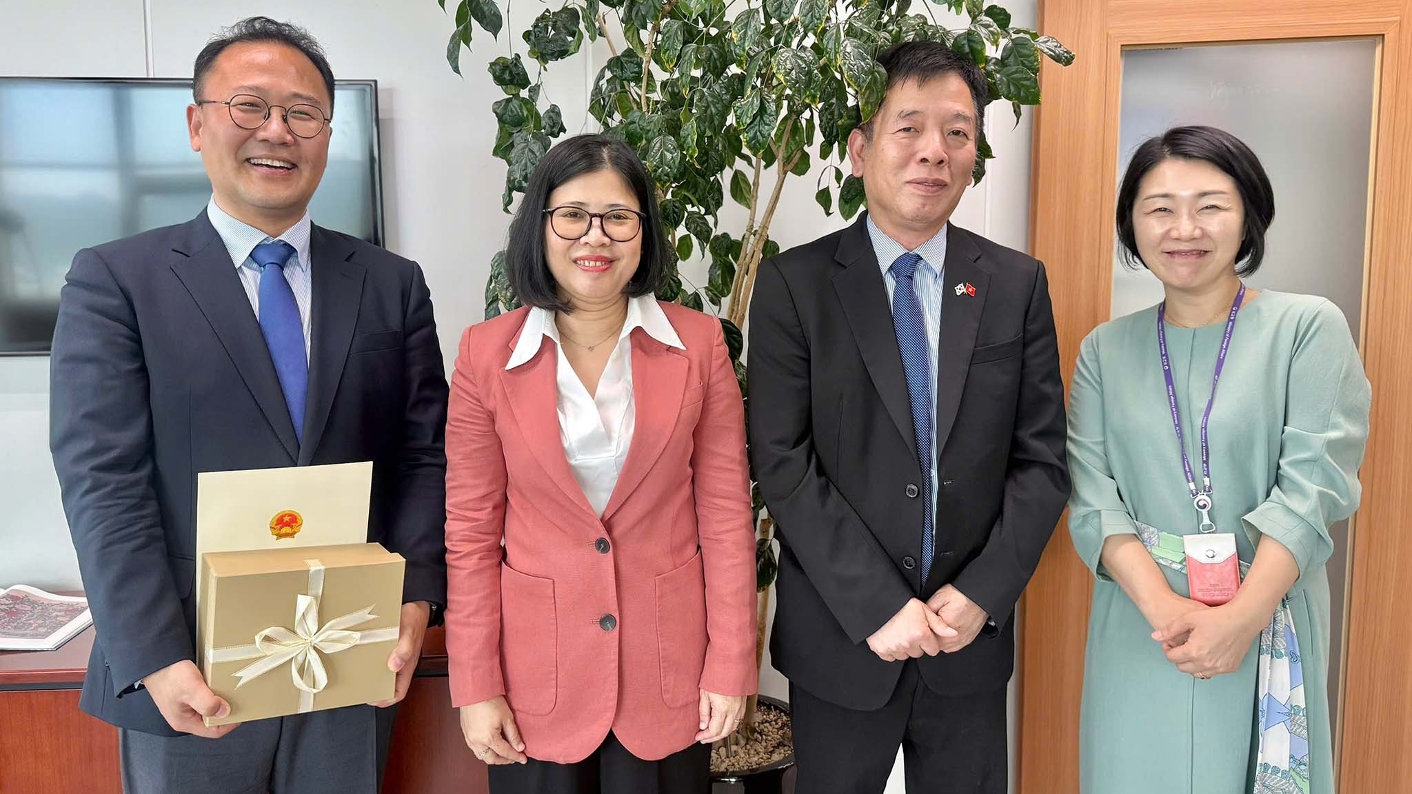 Tổng lãnh sự Việt Nam tại Busan Đoàn Phương Lan trao Thư ủy nhiệm và làm việc với Bộ Ngoại giao Hàn Quốc