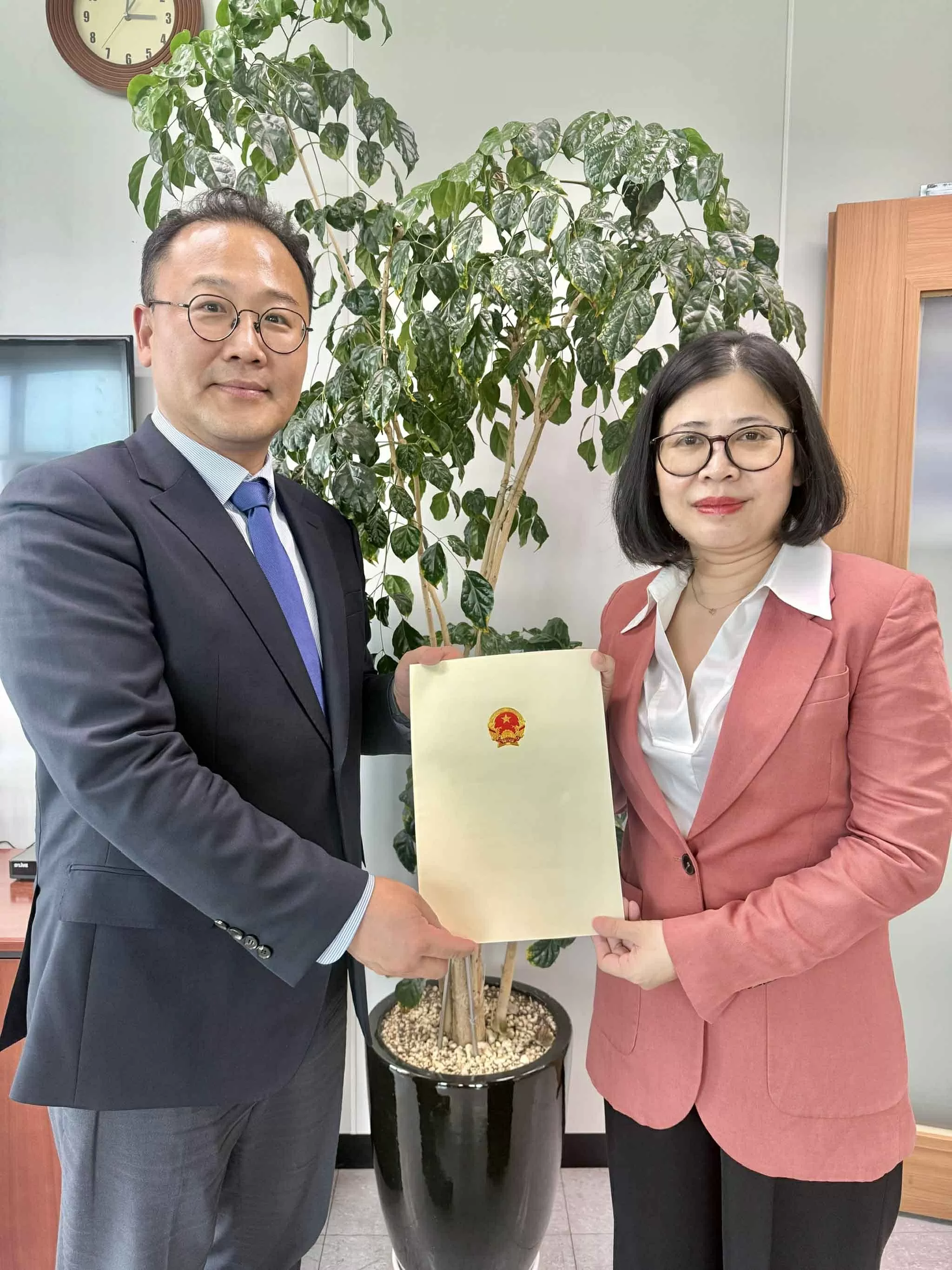 Tổng lãnh sự Việt Nam tại Busan Đoàn Phương Lan trao Thư ủy nhiệm và làm việc với Bộ Ngoại giao Hàn Quốc