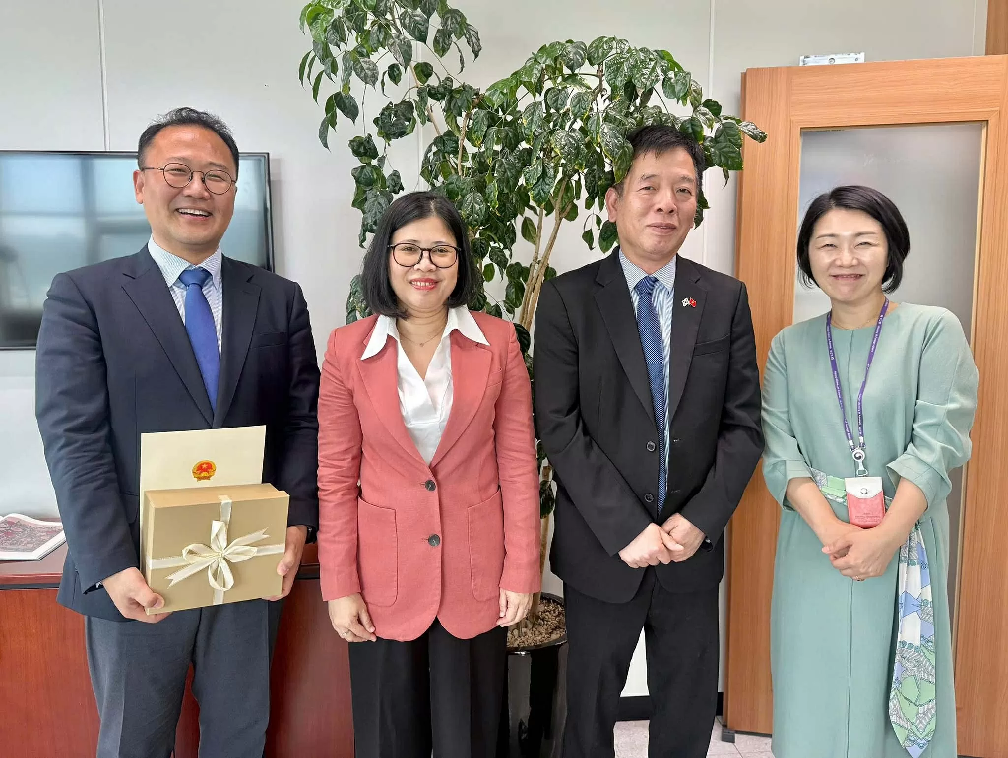 Tổng lãnh sự Việt Nam tại Busan Đoàn Phương Lan trao Thư ủy nhiệm và làm việc với Bộ Ngoại giao Hàn Quốc