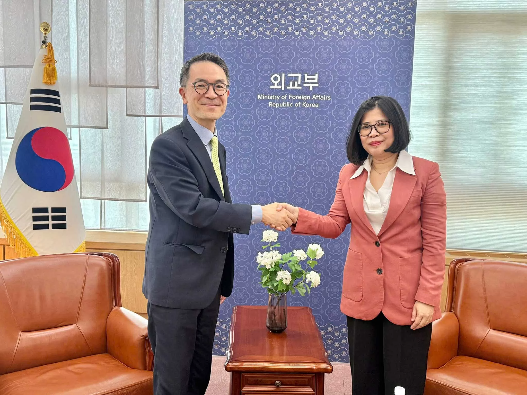 Tổng lãnh sự Việt Nam tại Busan Đoàn Phương Lan trao Thư ủy nhiệm và làm việc với Bộ Ngoại giao Hàn Quốc Tổng lãnh sự Việt Nam tại Busan Đoàn Phương Lan trao Thư ủy nhiệm và làm việc với Bộ Ngoại giao Hàn Quốc