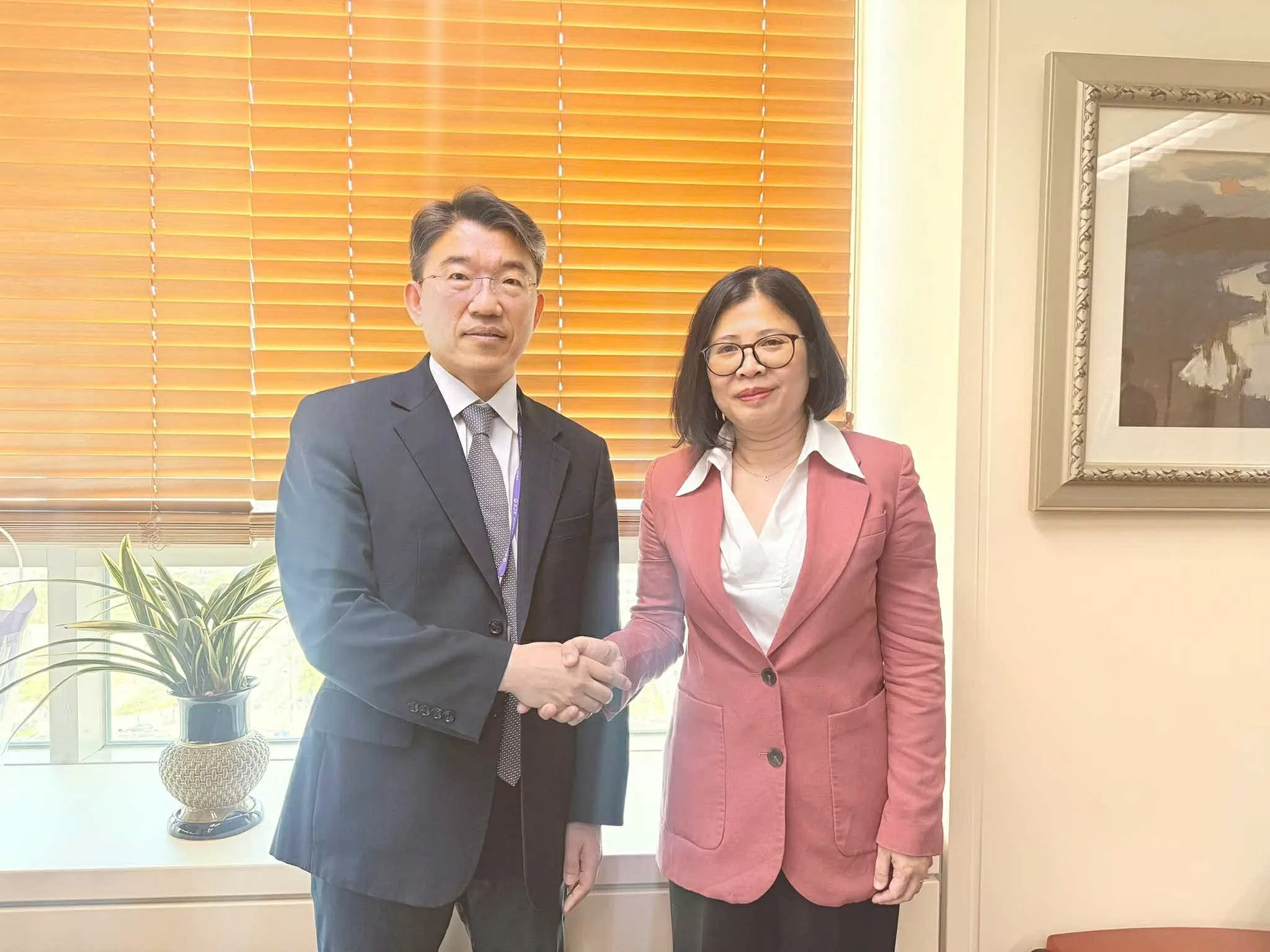 Tổng lãnh sự Việt Nam tại Busan Đoàn Phương Lan trao Thư ủy nhiệm và làm việc với Bộ Ngoại giao Hàn Quốc