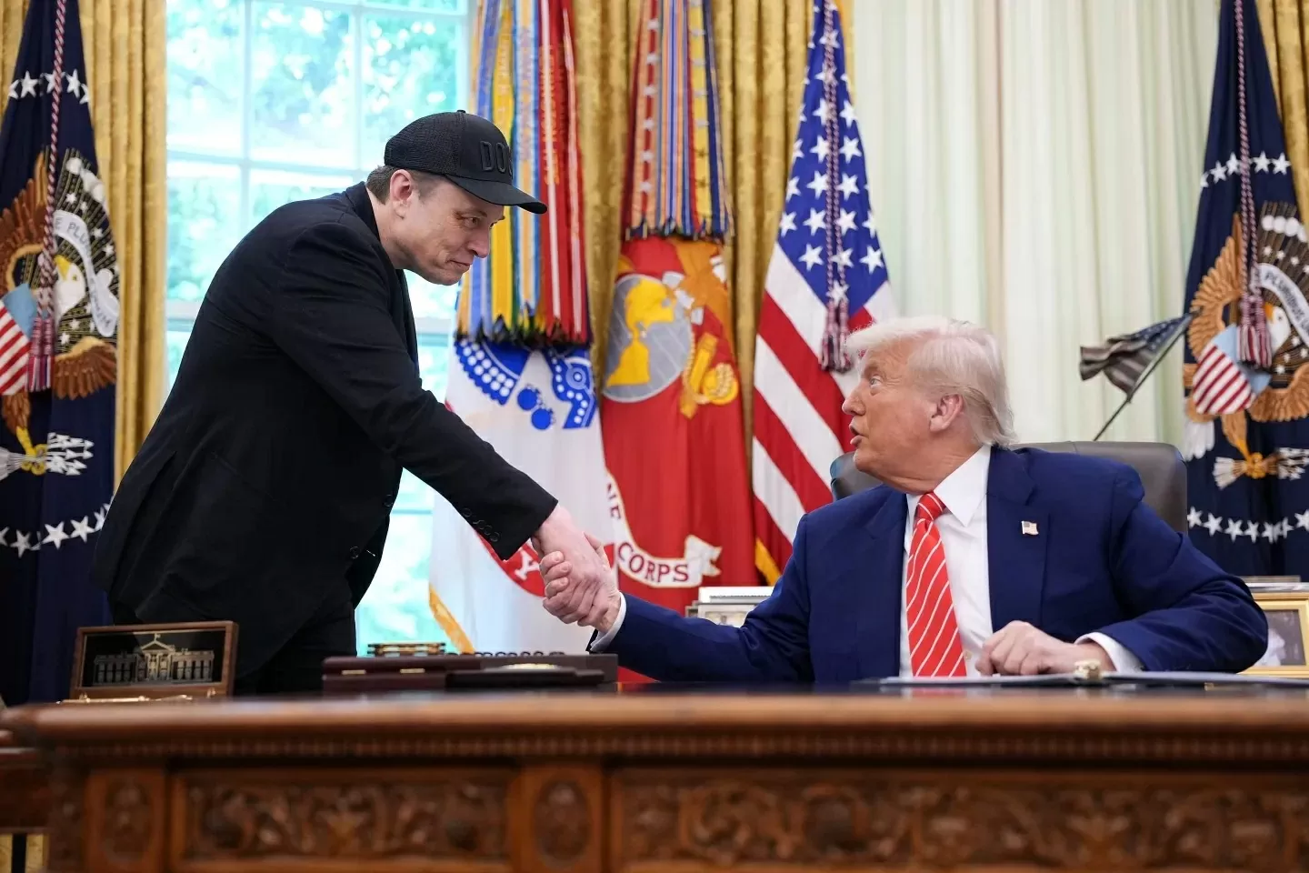 Elon Musk bắt tay Donald Trump vào ngày 30 tháng 5, sau khi tuyên bố sẽ rời khỏi vai trò của mình trong chính quyền. Chưa đầy một tuần sau, CEO của Tesla đã trở thành một nhà phê bình lớn tiếng Elon Musk bắt tay Donald Trump vào ngày 30 tháng 5, sau khi tuyên bố sẽ rời khỏi vai trò của mình trong chính quyền. Chưa đầy một tuần sau, CEO của Tesla đã trở thành một nhà phê bình lớn tiếng