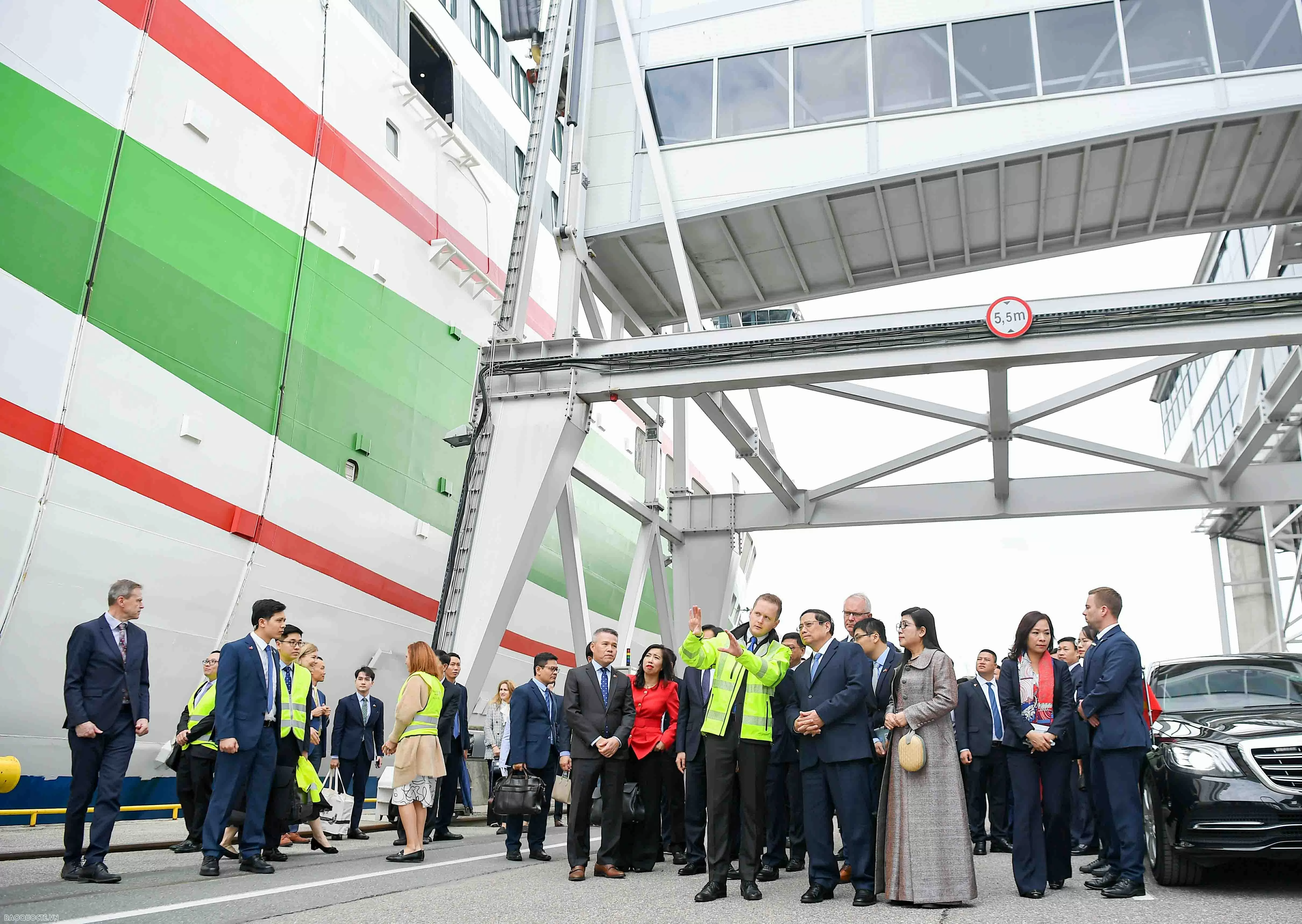 Thủ tướng Phạm Minh Chính và Phu nhân tham quan phố cổ Tallinn - viên ngọc cổ giữa trái tim Bắc Âu