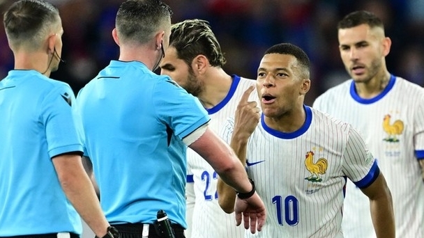 Tuyển Pháp thua Tây Ban Nha, Mbappe kiểm tra đồng hồ của trọng tài