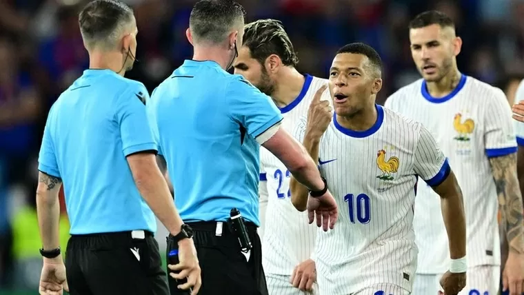 Tuyển Pháp thua Đức, Mbappe kiểm tra đồng hồ của trọng tài