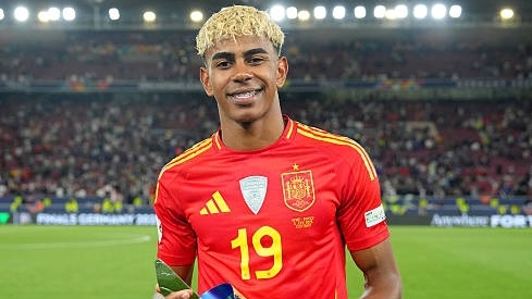 Lập cú đúp, Lamine Yamal được vinh danh