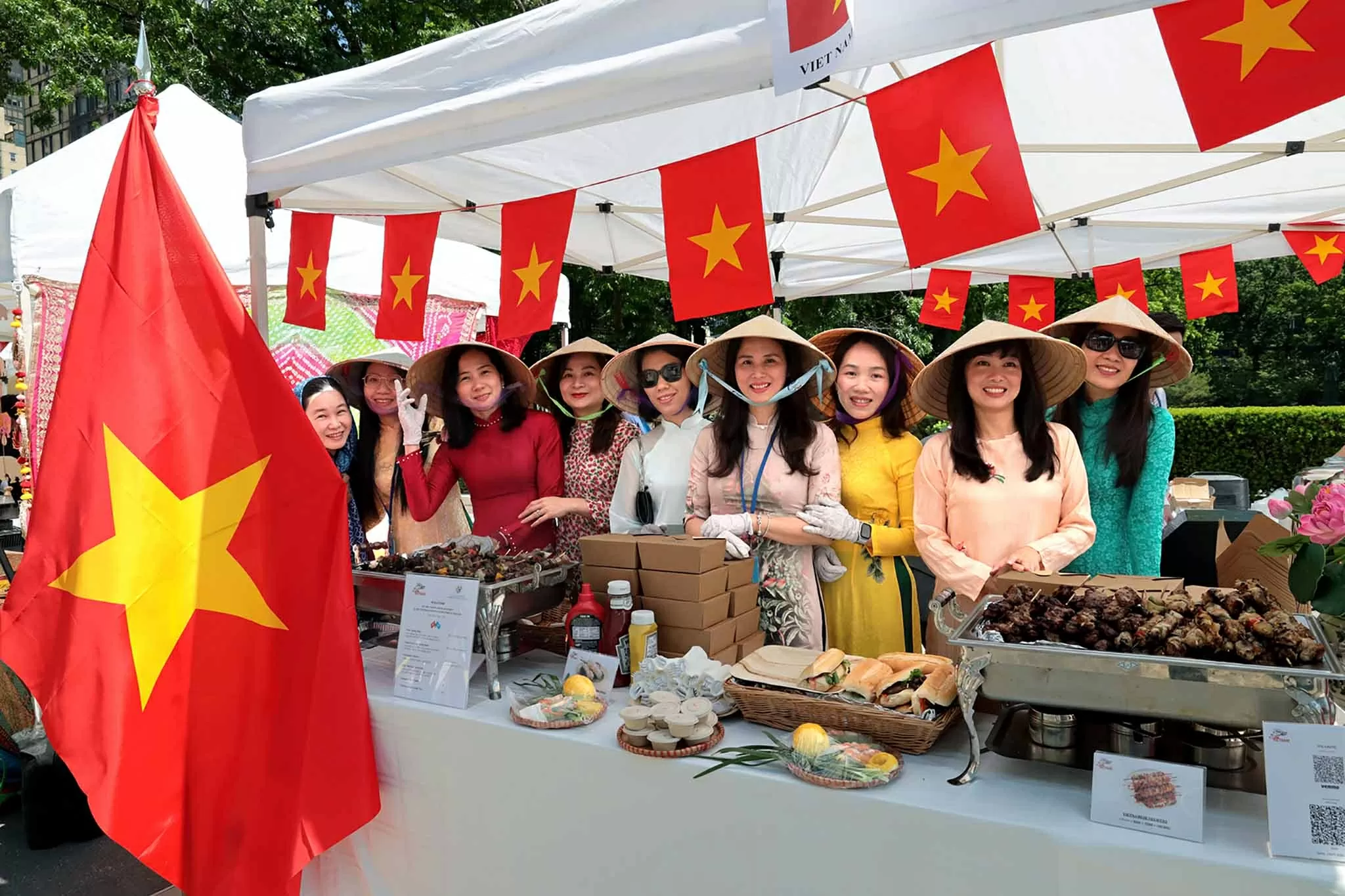 Ẩm thực và hàng thủ công Việt Nam ‘hút khách’ tại hội chợ Liên hợp quốc Ẩm thực và hàng thủ công Việt Nam ‘hút khách’ tại hội chợ Liên hợp quốc