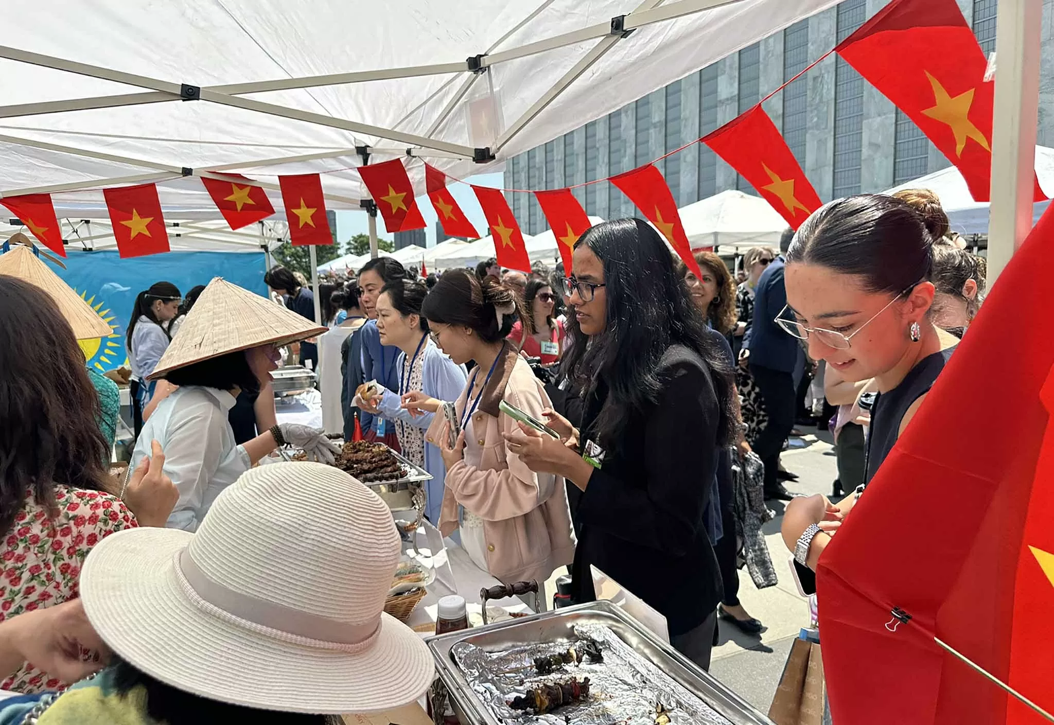 Ẩm thực và hàng thủ công Việt Nam ‘hút khách’ tại hội chợ Liên hợp quốc