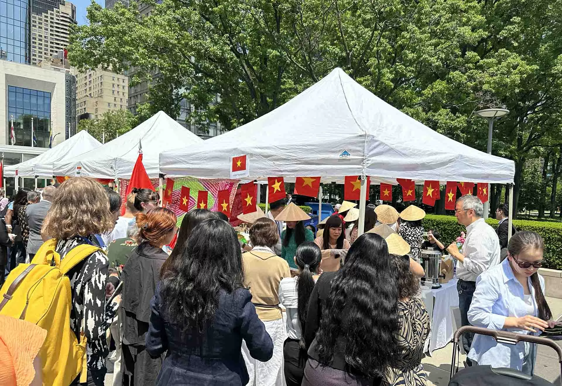 Ẩm thực và hàng thủ công Việt Nam ‘hút khách’ tại hội chợ Liên hợp quốc Ẩm thực và hàng thủ công Việt Nam ‘hút khách’ tại hội chợ Liên hợp quốc