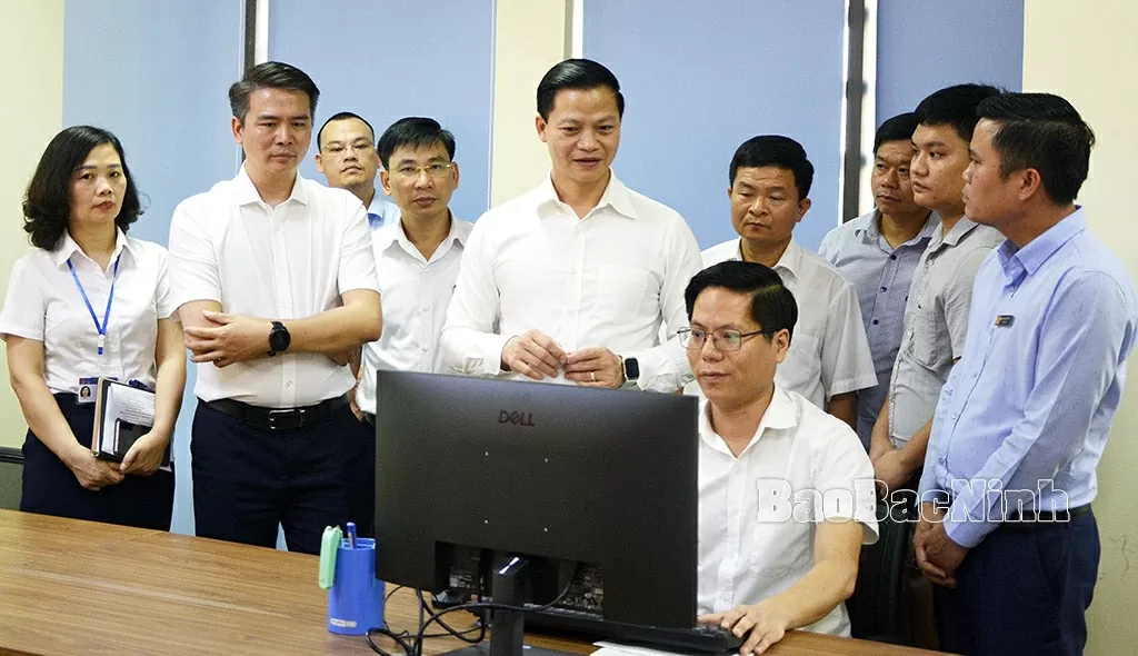 Chủ tịch UBND tỉnh Vương Quốc Tuấn kiểm tra tiến độ triển khai thực hiện mô hình Trung tâm Phục vụ hành chính công một cấp, tiếp nhận và giải quyết thủ tục hành chính phi địa giới. (Nguồn: Báo Bắc Ninh) Chủ tịch UBND tỉnh Vương Quốc Tuấn kiểm tra tiến độ triển khai thực hiện mô hình Trung tâm Phục vụ hành chính công một cấp, tiếp nhận và giải quyết thủ tục hành chính phi địa giới. (Nguồn: Báo Bắc Ninh)