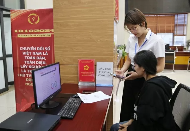 Hướng dẫn người dân thực hiện dịch vụ công tại Trung tâm Hành chính công tỉnh Bắc Ninh - Ảnh: VGP