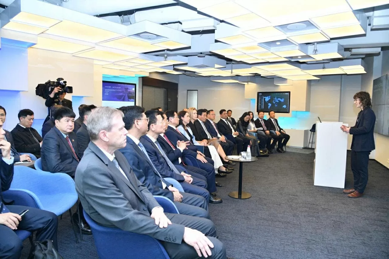 Đại diện Trung tâm e-Estonia giới thiệu với Thủ tướng Phạm Minh Chính cùng Đoàn cấp cao Việt Nam về hạ tầng số X-Road