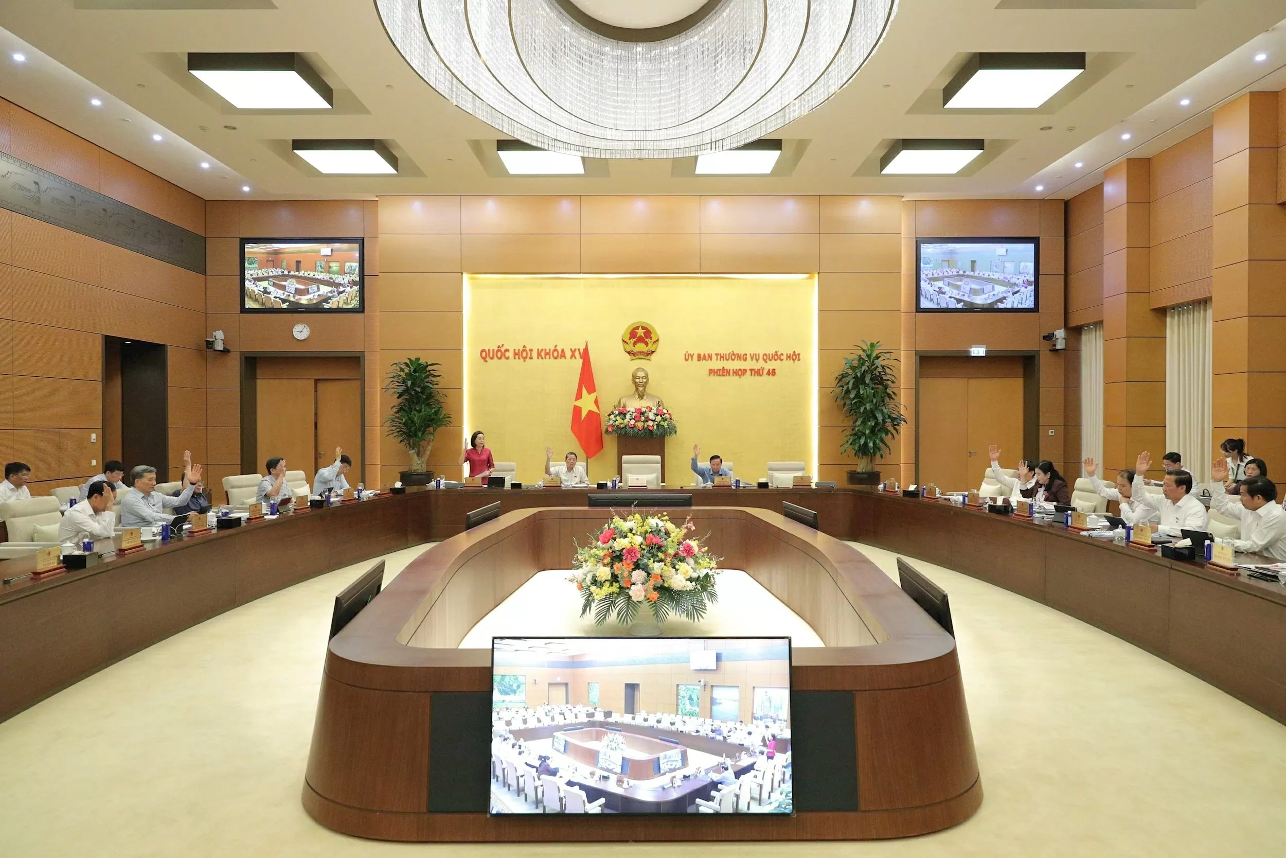Ủy ban Thường vụ Quốc hội biểu quyết thông qua Nghị quyết. (Ảnh: Hồ Long)