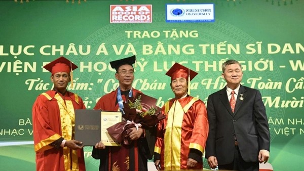 Giáo sư danh dự - Kỷ lục gia thế giới Trần Văn Mười: Người con xứ Thanh lan tỏa văn hóa Việt ra thế giới bằng thơ ca
