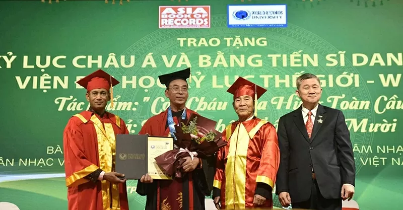 Doanh nhân - Kỷ lục gia thế giới Trần Văn Mười vinh dự được trao bằng tặng danh hiệu Tiến sĩ danh dự của Viện Đại học Kỷ lục thế giới vào ngày 06/01/2024. Doanh nhân - Kỷ lục gia thế giới Trần Văn Mười vinh dự được trao bằng tặng danh hiệu Tiến sĩ danh dự của Viện Đại học Kỷ lục thế giới vào ngày 06/01/2024.