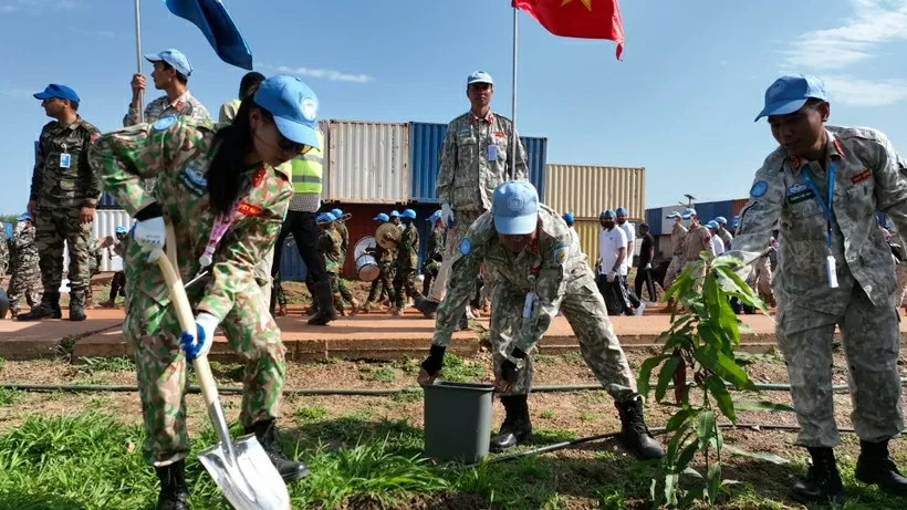 Lính mũ nồi xanh Việt Nam hưởng ứng Ngày Môi trường thế giới Lính mũ nồi xanh Việt Nam hưởng ứng Ngày Môi trường thế giới