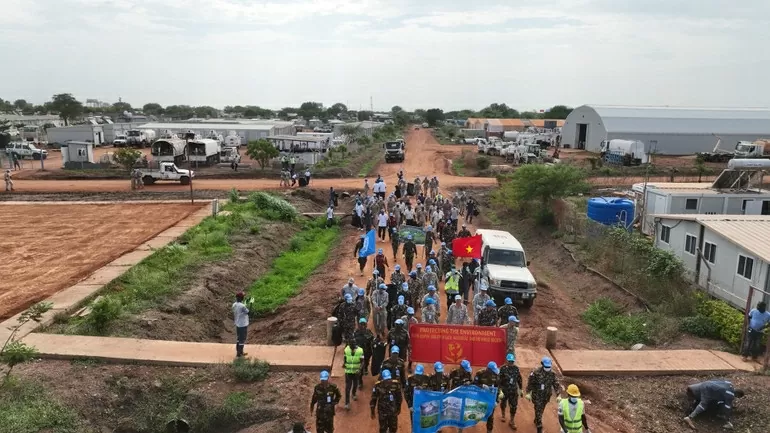 Lính mũ nồi xanh Việt Nam hưởng ứng Ngày Môi trường thế giới Lính mũ nồi xanh Việt Nam hưởng ứng Ngày Môi trường thế giới