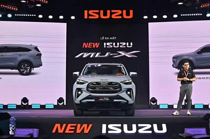 Isuzu mu-X 2025 sở hữu diện mạo mới mẻ với lưới tản nhiệt được phóng to và nhô ra phía trước, tách biệt cụm đèn chiếu sáng LED kiểu mới