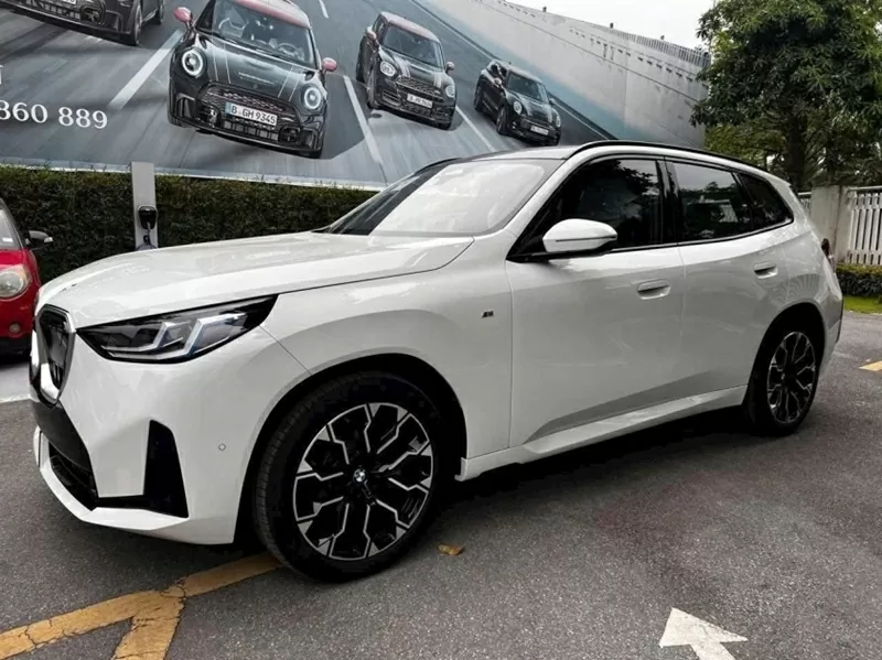 So với thế hệ cũ, BMW X3 2025 sở hữu ngoại hình góc cạnh và hiện đại hơn hẳn