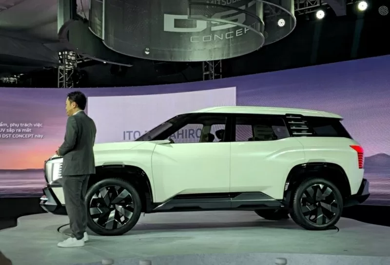 Những ốp chắn bùn trước và sau được tạo hình cơ bắp, tăng thêm vẻ mạnh mẽ và thể thao cho Mitsubishi DST Concept