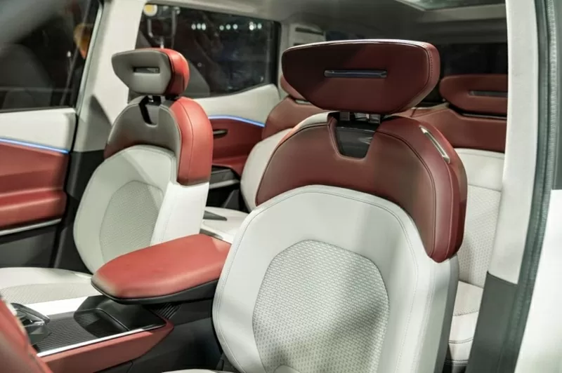 Hàng ghế thứ hai đủ rộng cho ba người, đi kèm cửa sổ trời toàn cảnh và màn hình điều khiển điều hòa riêng biệt. Hàng ghế thứ hai đủ rộng cho ba người, đi kèm cửa sổ trời toàn cảnh và màn hình điều khiển điều hòa riêng biệt.