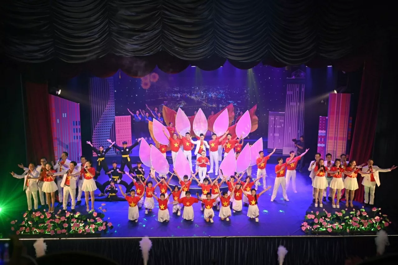 Tiết mục mashup được biểu diễn bằng nhiều loại hình nghệ thuật nhất, với thông điệp: “Tuổi trẻ học tập và làm theo tư tưởng, đạo đức, phong cách Hồ Chí Minh” trong liveshow “Ánh dương soi sáng” . Tiết mục mashup được biểu diễn bằng nhiều loại hình nghệ thuật nhất, với thông điệp: “Tuổi trẻ học tập và làm theo tư tưởng, đạo đức, phong cách Hồ Chí Minh” trong liveshow “Ánh dương soi sáng” .