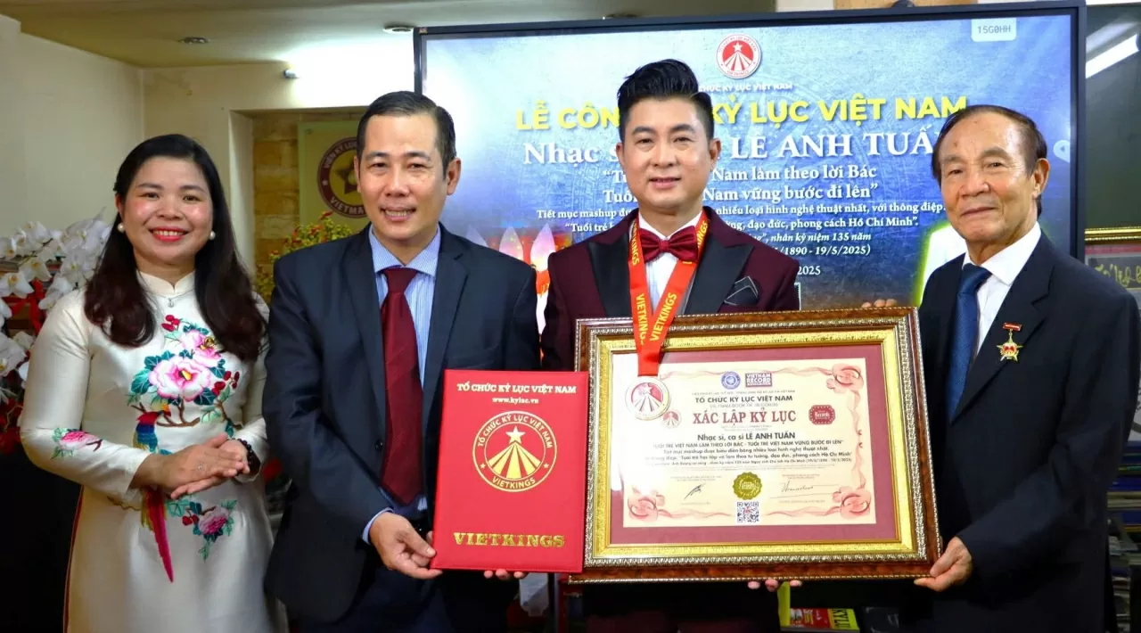 Tân kỷ lục gia Việt Nam Lê Anh Tuấn chụp ảnh cùng đại diện Tổ chức Kỷ lục Việt Nam.