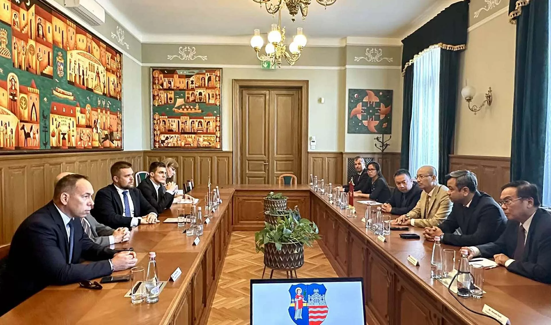 Đại sứ Bùi Lê Thái thăm và làm việc tại thành phố Győr, thúc đẩy hợp tác địa phương giữa Việt Nam-Hungary Đại sứ Bùi Lê Thái thăm và làm việc tại thành phố Győr, thúc đẩy hợp tác địa phương giữa Việt Nam-Hungary