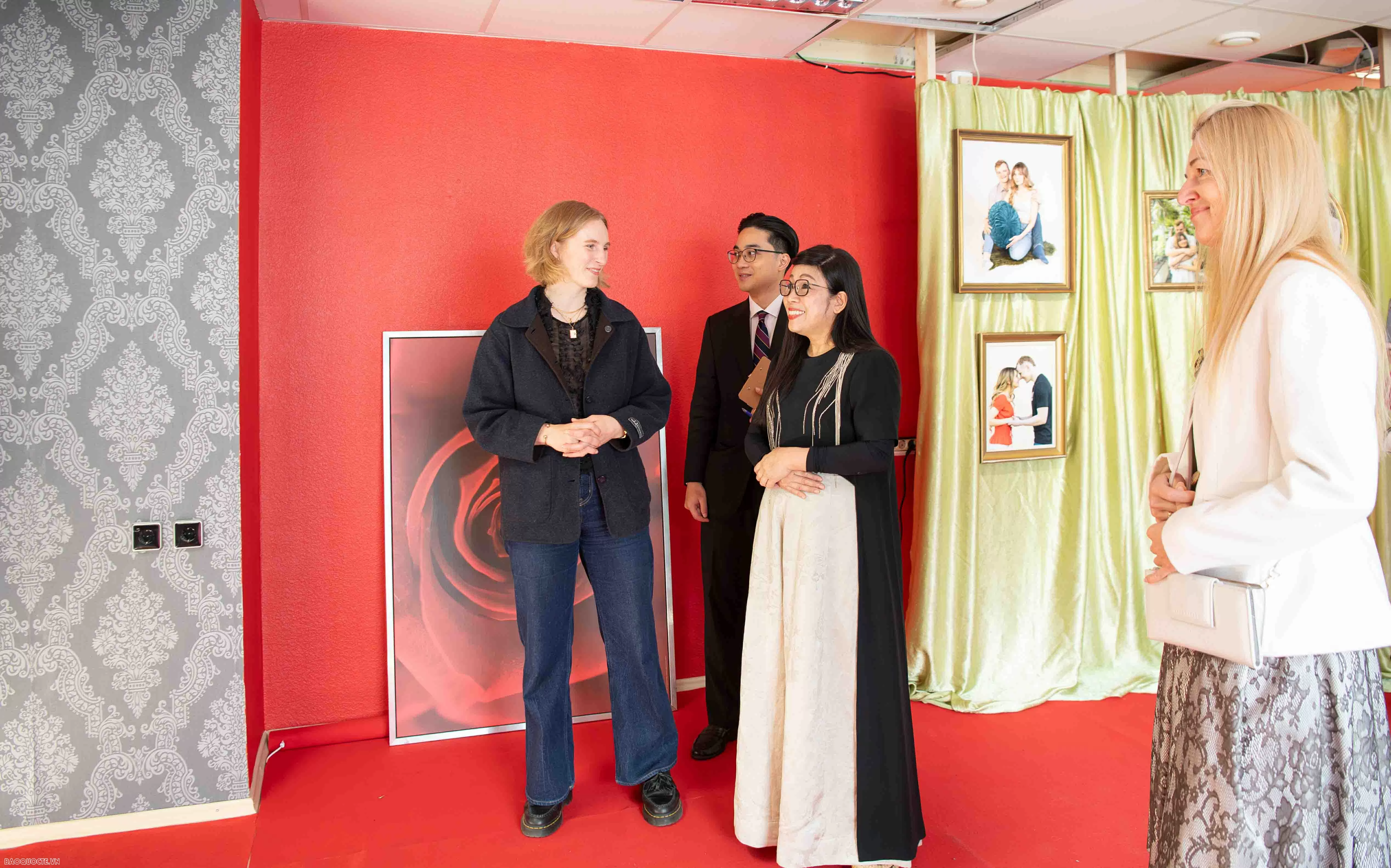 Bức tranh đặc biệt Phu nhân Thủ tướng Việt Nam tặng Phu nhân Thủ tướng Estonia Bức tranh đặc biệt Phu nhân Thủ tướng Việt Nam tặng Phu nhân Thủ tướng Estonia