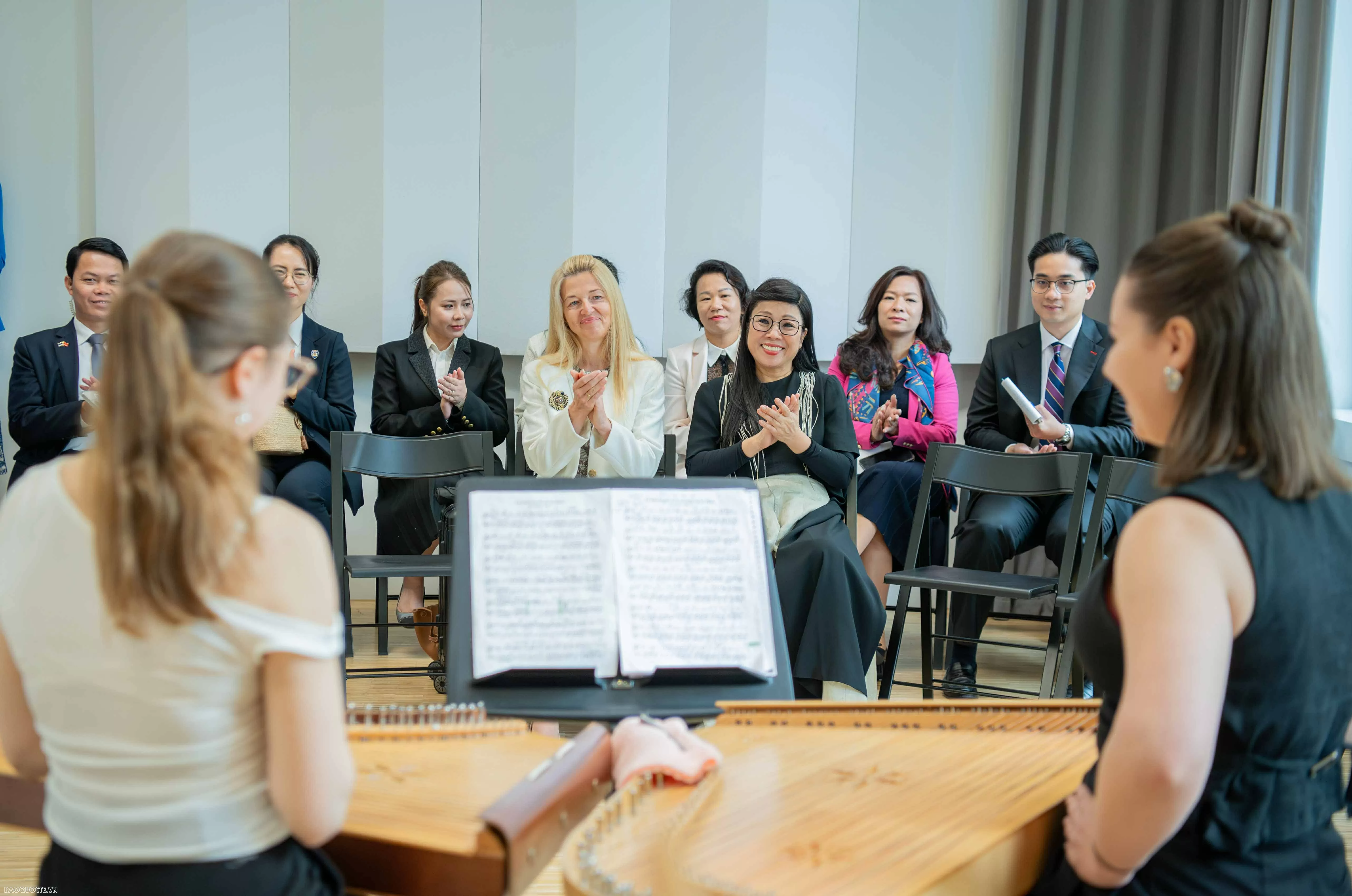 Bức tranh đặc biệt Phu nhân Thủ tướng Việt Nam tặng Phu nhân Thủ tướng Estonia Bức tranh đặc biệt Phu nhân Thủ tướng Việt Nam tặng Phu nhân Thủ tướng Estonia