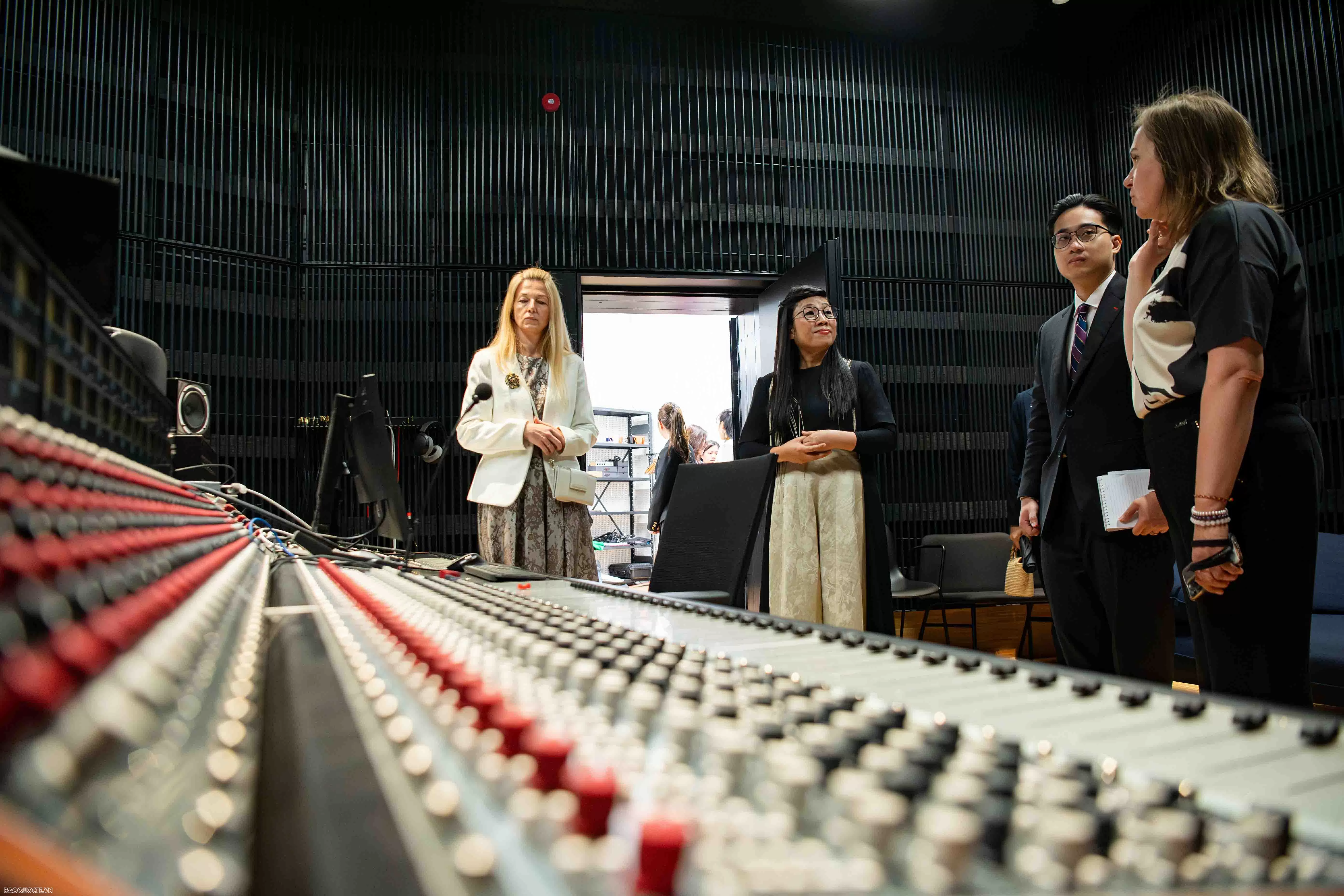 Bức tranh đặc biệt Phu nhân Thủ tướng Việt Nam tặng Phu nhân Thủ tướng Estonia Bức tranh đặc biệt Phu nhân Thủ tướng Việt Nam tặng Phu nhân Thủ tướng Estonia