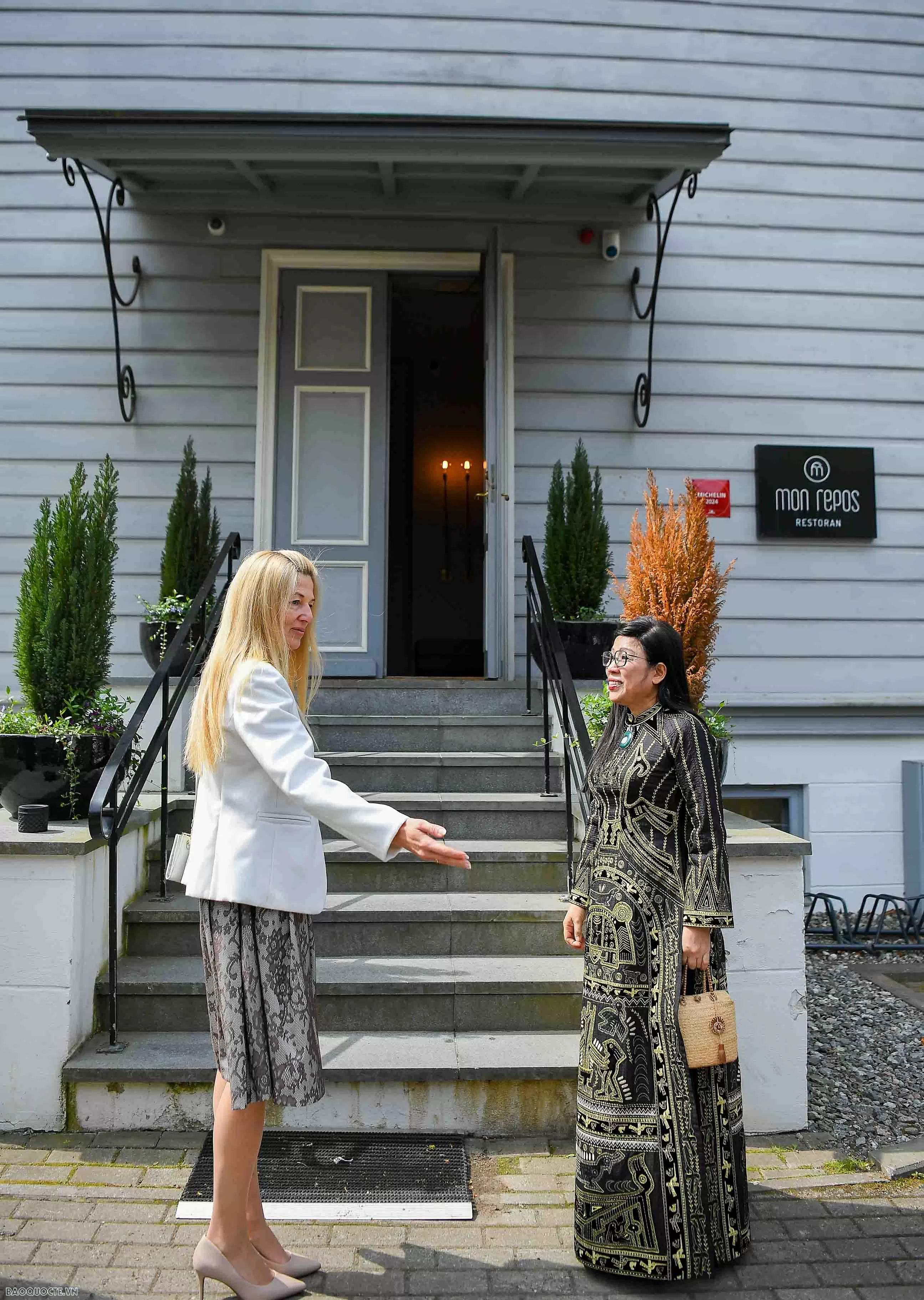 Bức tranh đặc biệt Phu nhân Thủ tướng Việt Nam tặng Phu nhân Thủ tướng Estonia