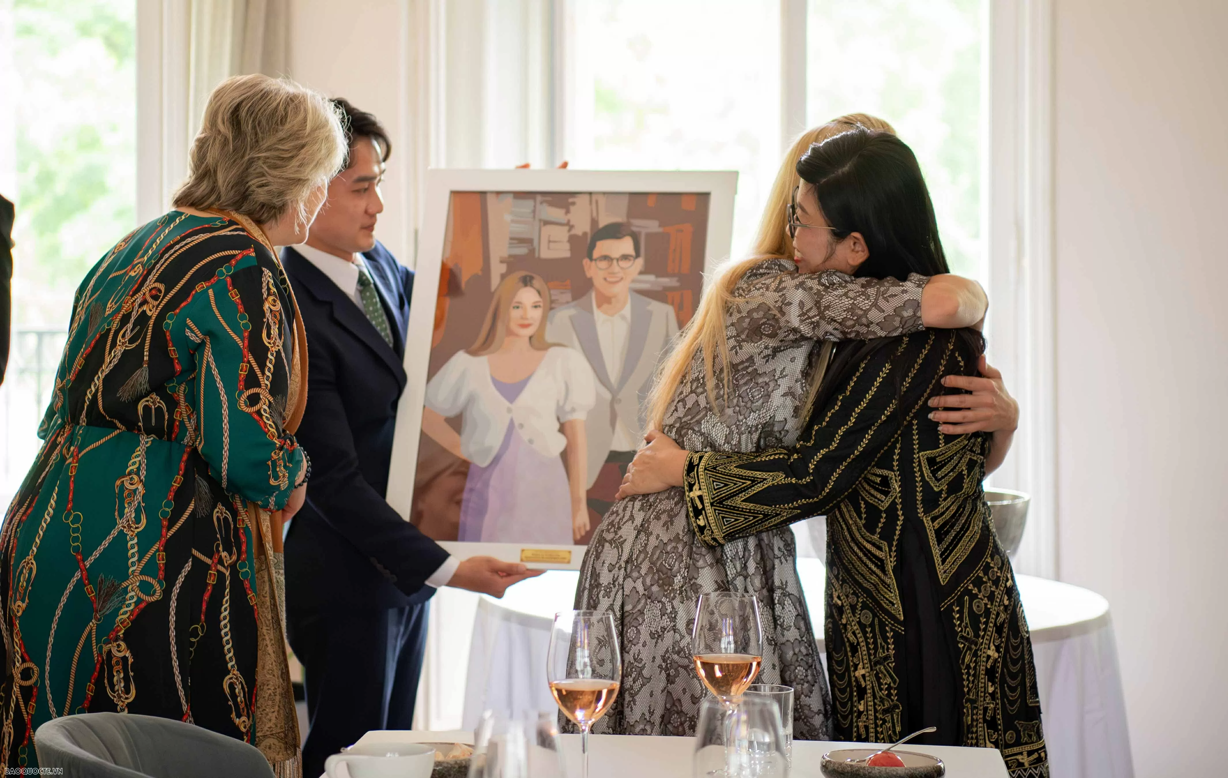 Bức tranh đặc biệt Phu nhân Thủ tướng Việt Nam tặng Phu nhân Thủ tướng Estonia Bức tranh đặc biệt Phu nhân Thủ tướng Việt Nam tặng Phu nhân Thủ tướng Estonia