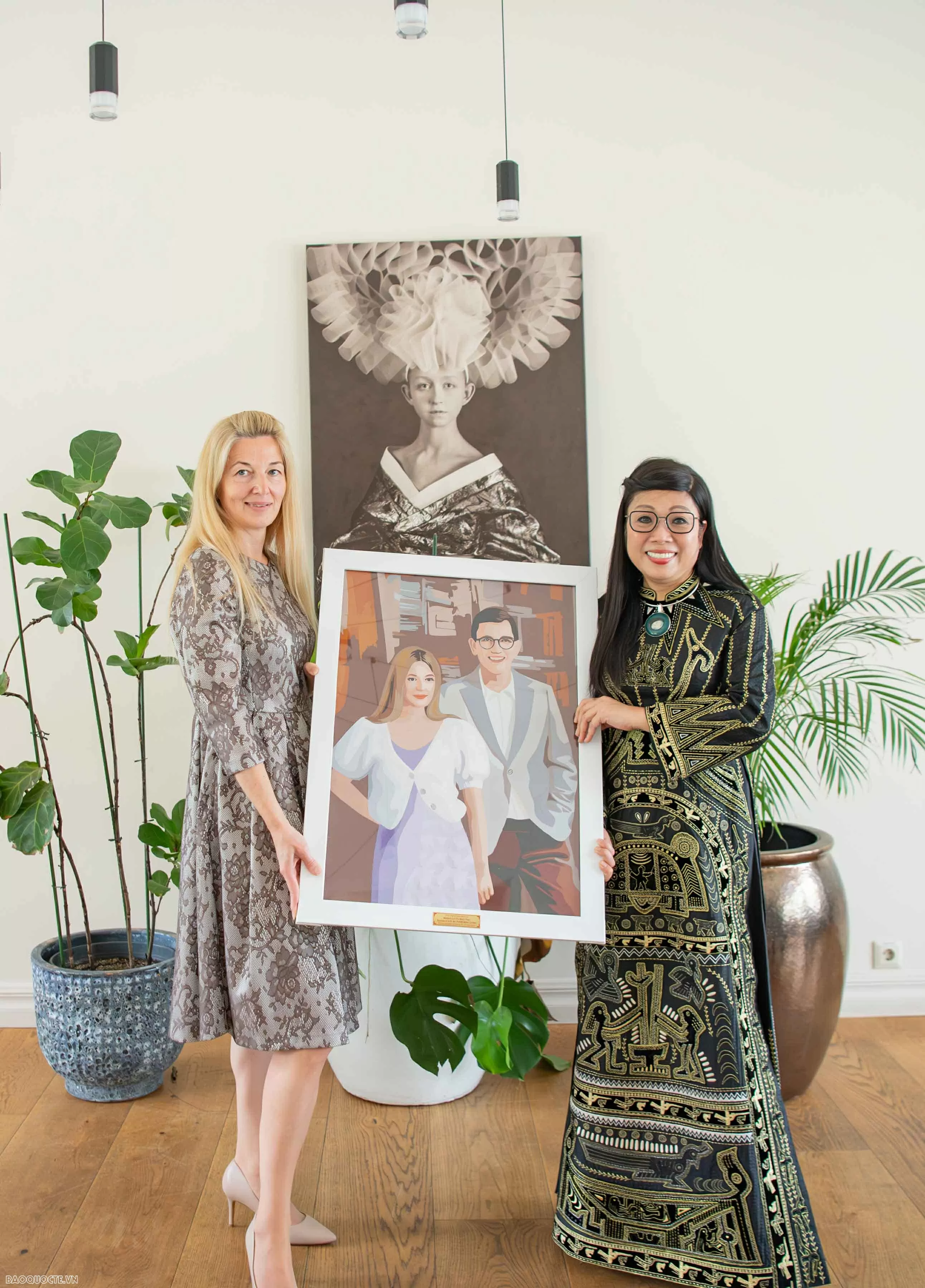 Bức tranh đặc biệt Phu nhân Thủ tướng Việt Nam tặng Phu nhân Thủ tướng Estonia