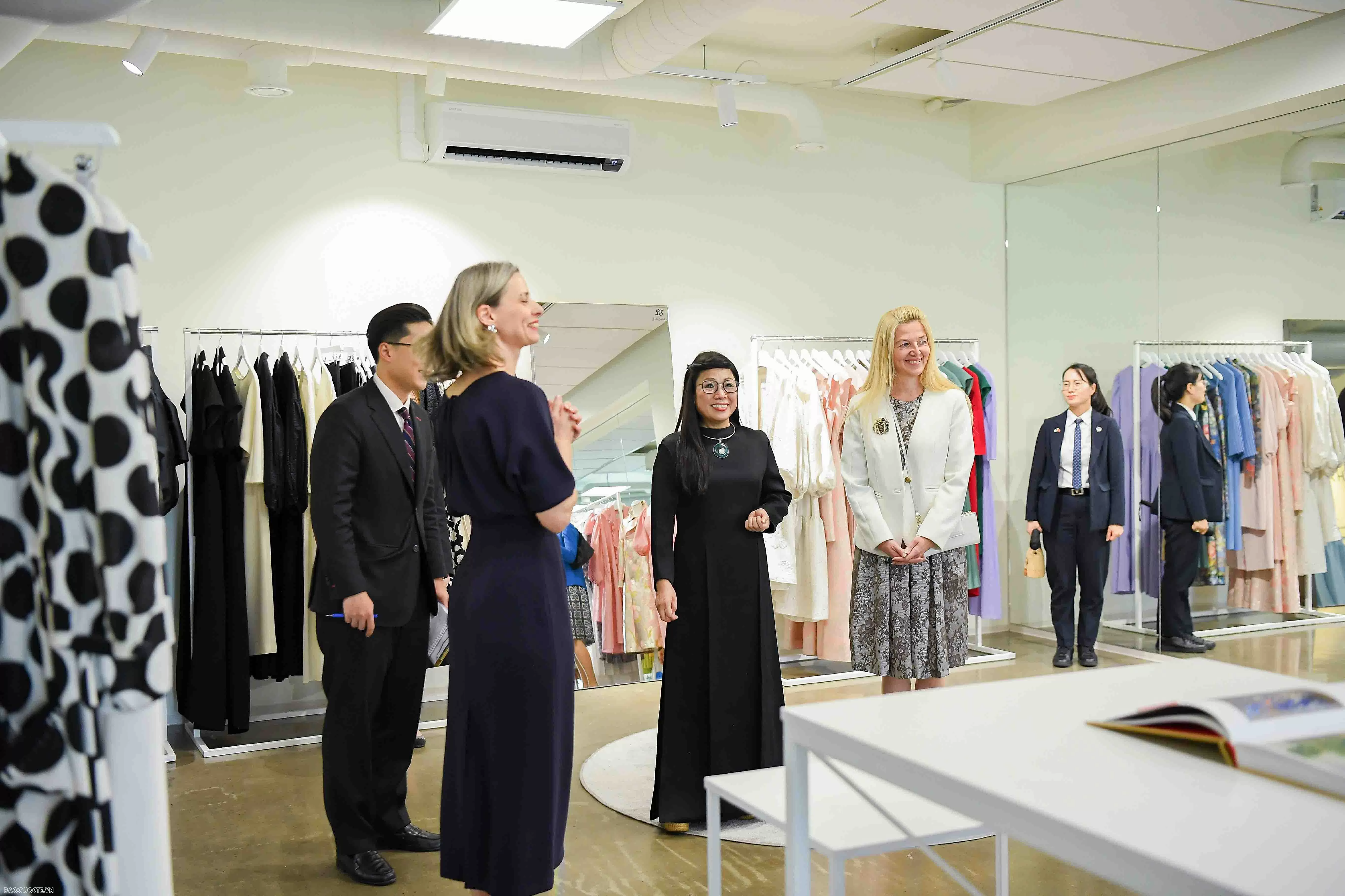 Bức tranh đặc biệt Phu nhân Thủ tướng Việt Nam tặng Phu nhân Thủ tướng Estonia