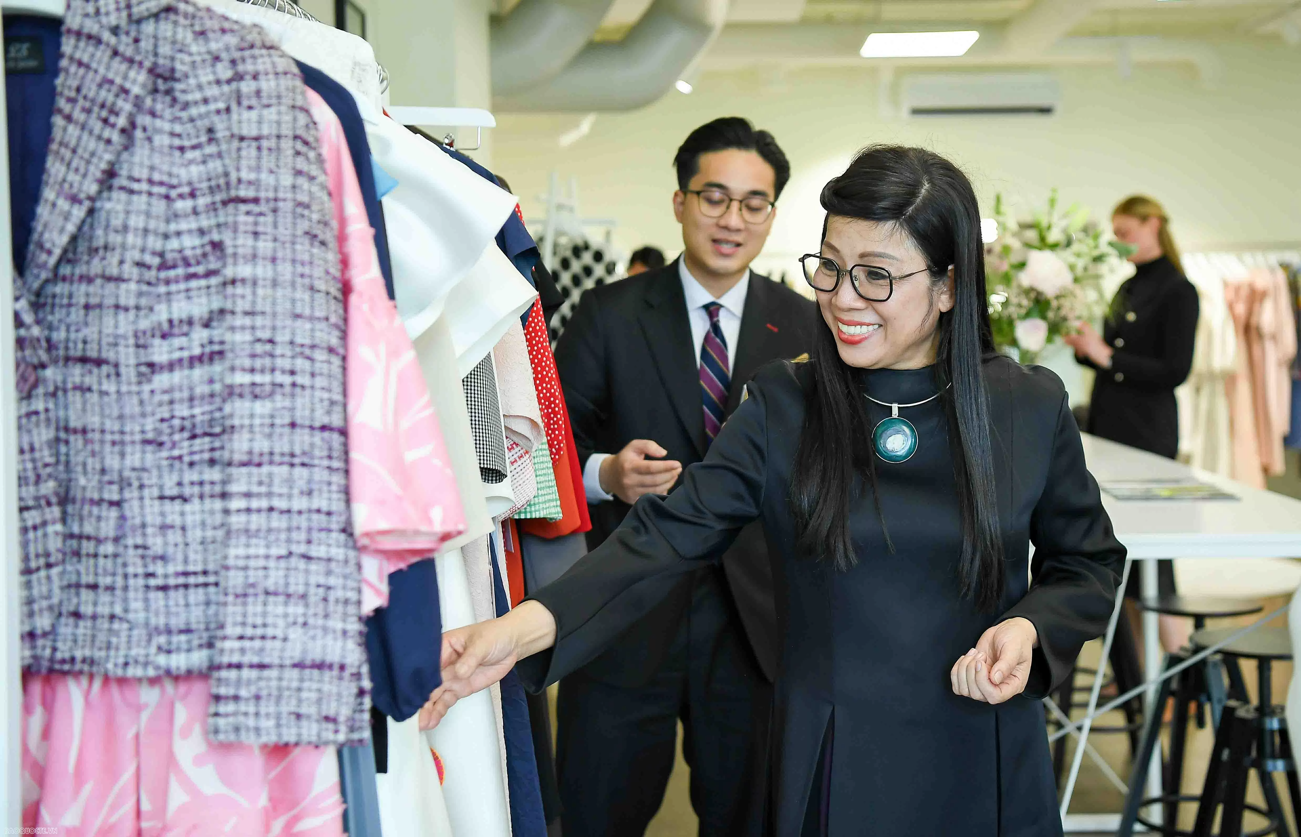 Bức tranh đặc biệt Phu nhân Thủ tướng Việt Nam tặng Phu nhân Thủ tướng Estonia Bức tranh đặc biệt Phu nhân Thủ tướng Việt Nam tặng Phu nhân Thủ tướng Estonia