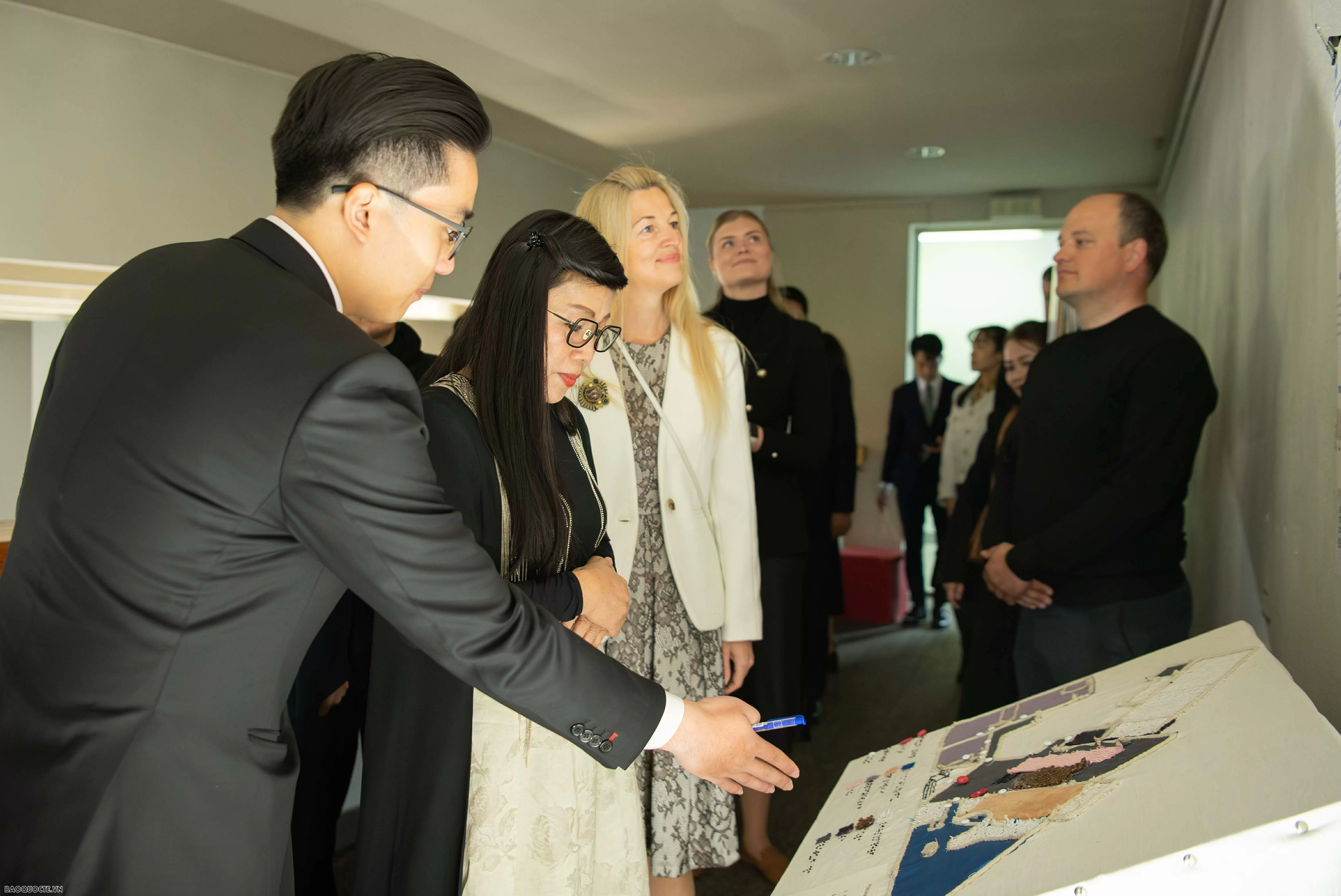 Bức tranh đặc biệt Phu nhân Thủ tướng Việt Nam tặng Phu nhân Thủ tướng Estonia