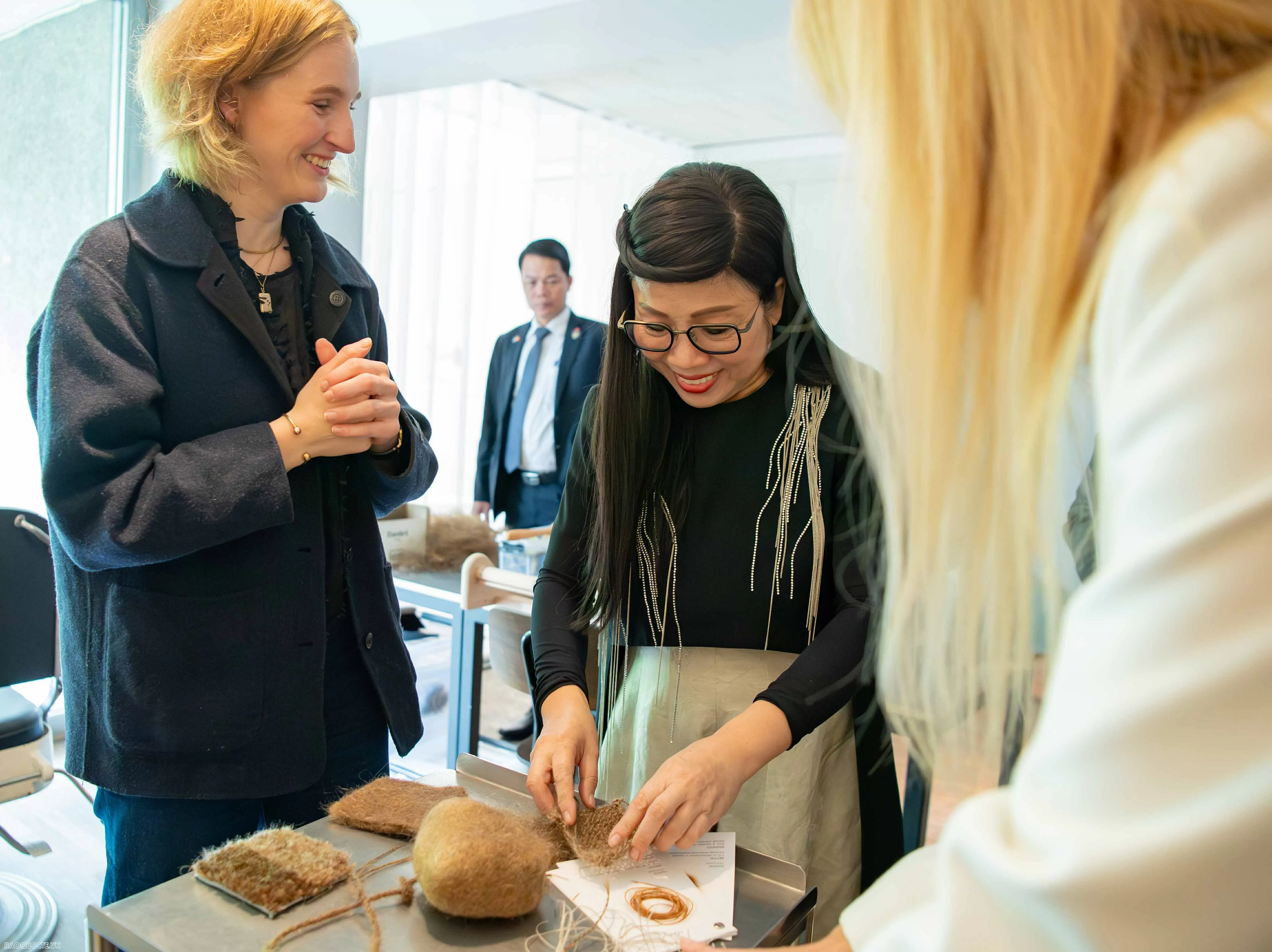 Bức tranh đặc biệt Phu nhân Thủ tướng Việt Nam tặng Phu nhân Thủ tướng Estonia