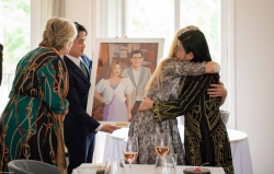 Bức tranh đặc biệt Phu nhân Thủ tướng Việt Nam tặng Phu nhân Thủ tướng Estonia